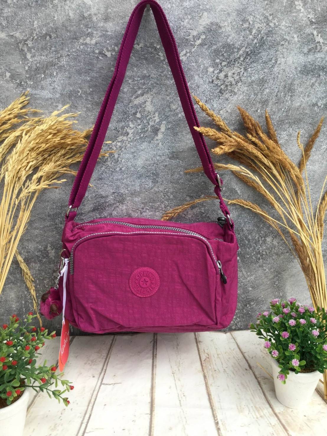 กระเป๋าสะพาย KIPLING รุ่น Reth วัสดุไนล่อนคุณภาพดี มาพร้อมดีไซน์ทันสมัย และสามารถใช้งานได้อย่างดี เข้ากับทุกการแต่งตัว โดดเด่นด้วยพื้นที่ภายในและช่องต่างๆ ที่ให้คุณจัดเก็บของสำคัญได้ครบถ้วน ไม่ว่าจะเป็นมือถือ ปากกา หรือไอเท็มจำเป็นของคุณ สายสามารถปรับและถ