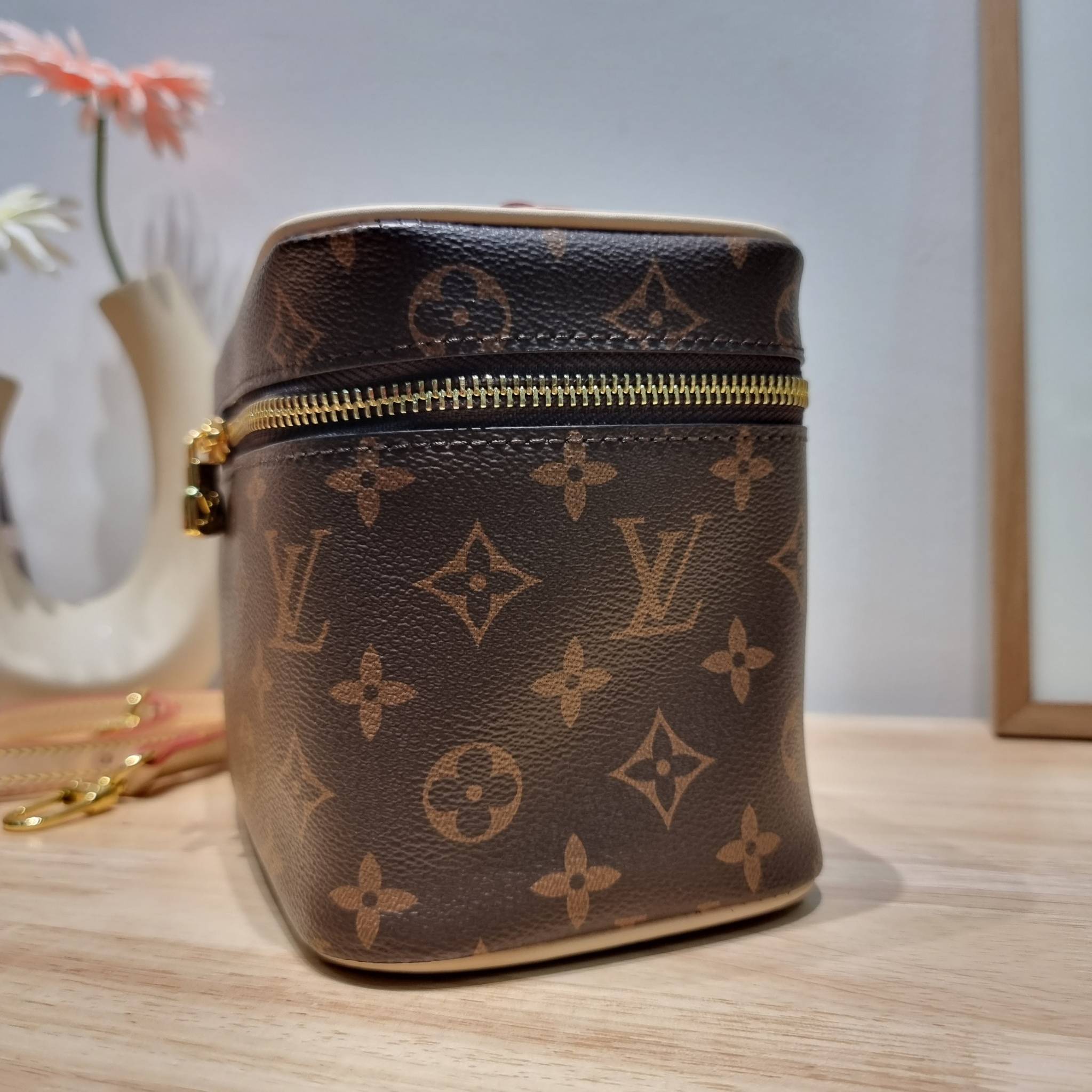 LV NICE MINI MONOGRAM BAG เบสท์เซลเลอร์คอลเลคชั่น ที่ใครๆก็ต้องมีใช้ กับกระเป๋า cosmetics ทรงกล่อง ใส่เครื่องสำอางค์ หรือจะใช้ใส่ของพกจำเป็นประจำวันก็ได้ สบายๆ