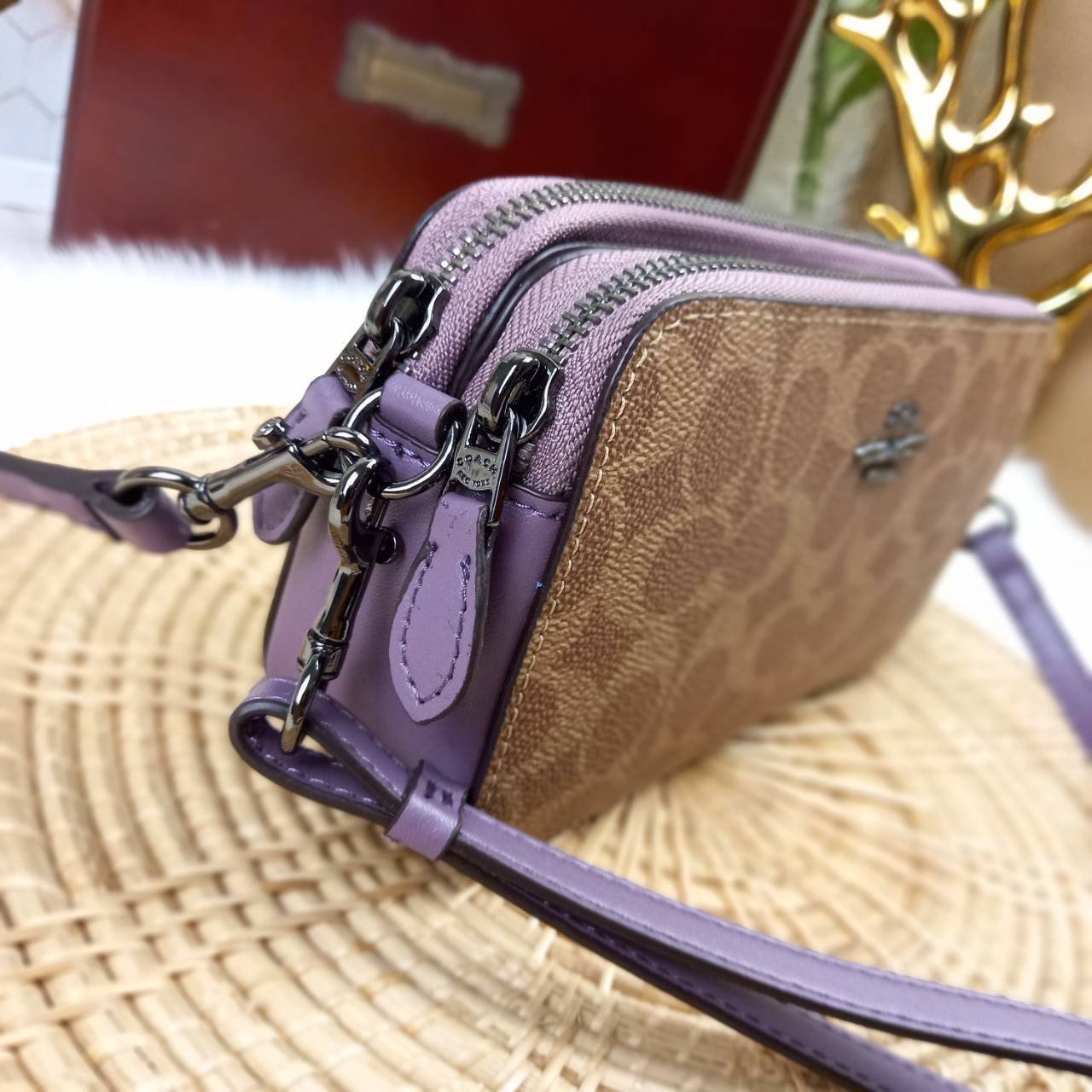 COACH KIRA CROSSBODY IN SIGNATURE CANVAS (COACH F89399)🍁เหมาะมือมาก หยิบใช้ง่ายสบายเลย🌈//รุ่นนี้ จะถือ จะคล้องมือ สะพายคลอสบอดี้ ได้หลายลุค จัดวางตามต้องการได้เลย // มีสายคล้องมือ และสายยาว สามารถถอดได้ทั้ง 2 สาย //เปิด-ปิดด้วยซิป มี2 ช่อง