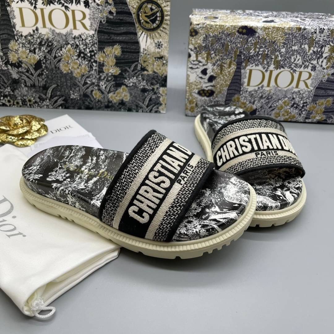 DIOR DWAY SLIDE Toile de Jouy Flowers Embroidered Cotton Dior Sandals รองเท้าแตะที่เป็นเอกลักษณ์ ที่สุดแห่งความหรูหราใช้งานได้ทุกวัน ตัดเย็บจากผ้าฝ้ายปักลาย ประดับด้วยรายละเอียดสวยงาม เสริมส้นยางหนาอย่างดีสวมใส่ง่าย น้ำหนักเบา งานเกรดออริจินอล 1:1 เหมือนท