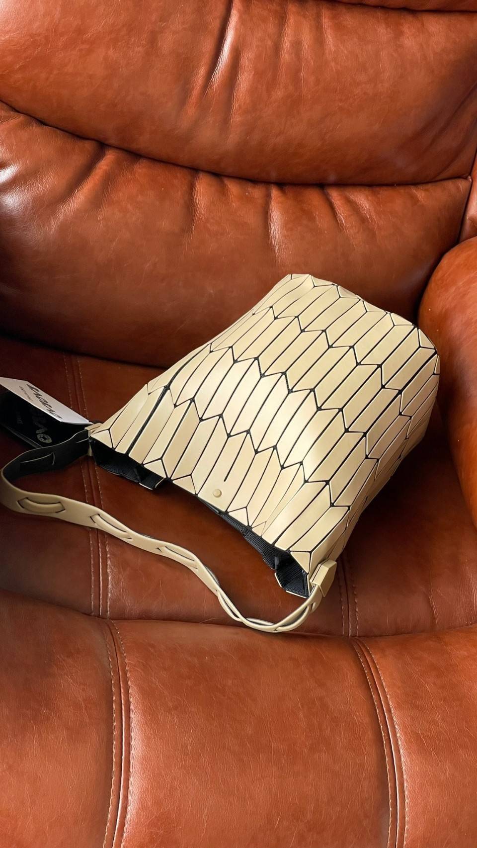 Baobao Issey Miyake Large Bucket กระเป๋าบัคเก็ตขนาดใหญ่สามารถใช้ใส่ร่มพับได้หรือขวดน้ำขนาดเล็กได้ ซีรีย์ใหม่นี้มีจุดเด่นที่แผ่นรูปทรงสี่เหลี่ยมด้านขนานในแนวตั้ง