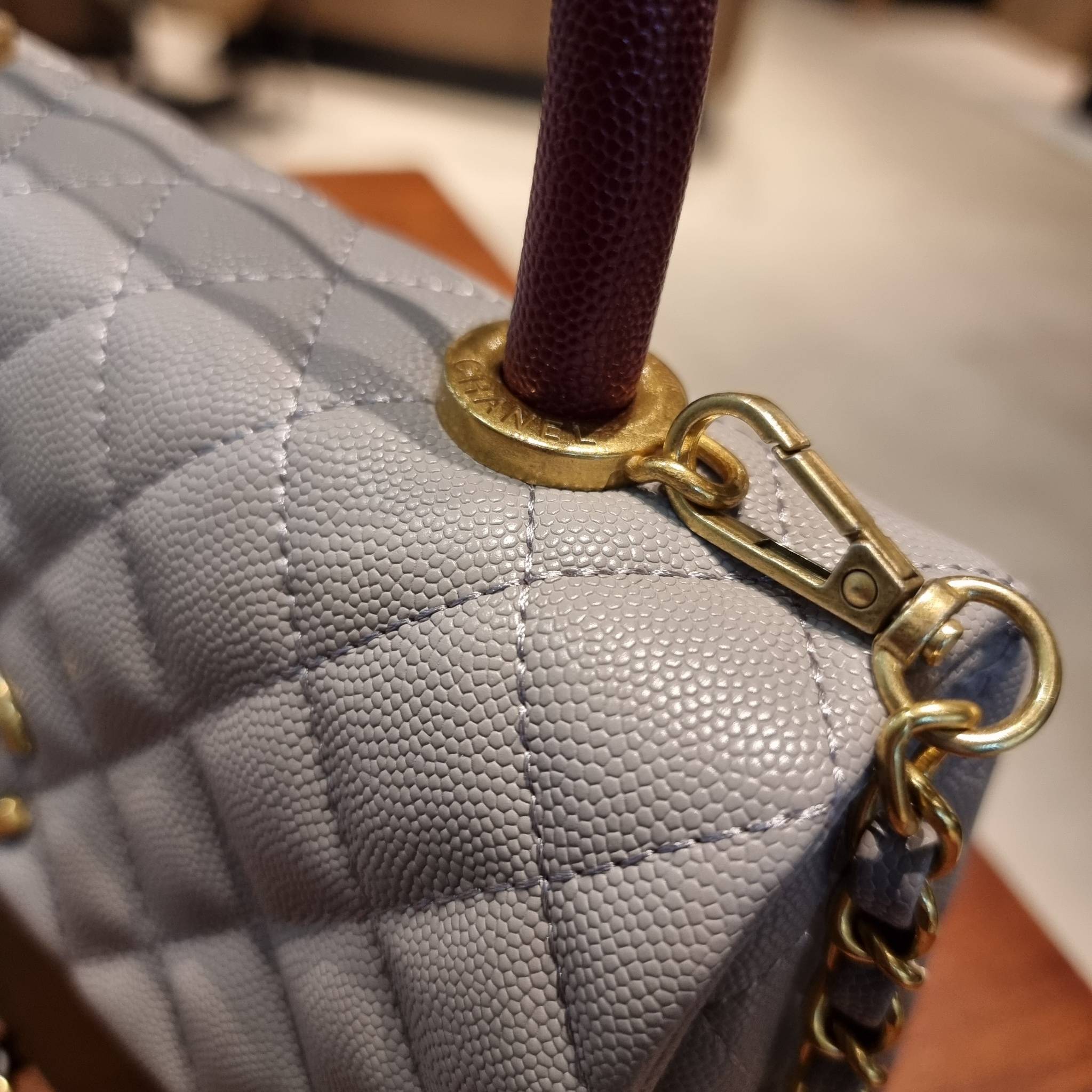 VIP 】รุ่นยอดฮิตตลอดกาล ไซส์กำลังสวย!! จากแบรนด์ Chanel กระเป๋าถือ/สะพาย หนังลายคาเวียร์ โลโก้เด่นชัด เปิด-ปิดกระเป๋าด้วยตัวบิดล็อค อะไหล่สีทองหรู ทรงสวยผู้ดี ภายในกระเป๋ามีช่องโล่งกว้างจุของได้พอสมควร มีช่องซิปแบ่งสัดส่วน ด้านหลังมีช่องเก็บของจุกจิกอีก 1 