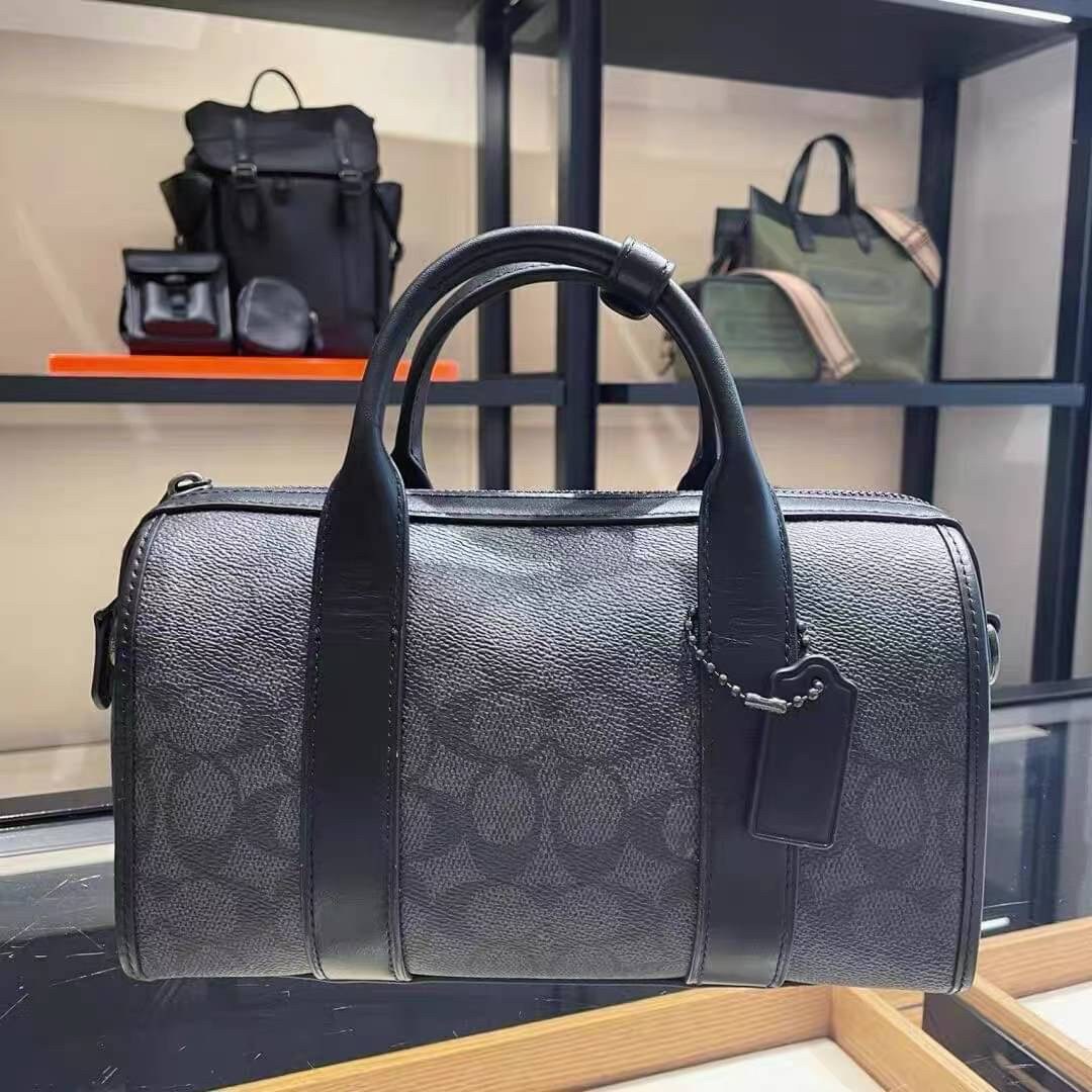 COACH GOTHAM DUFFLE 24 IN SIGNATURE CANVAS CA186 กระเป๋าทรงหมอนรุ่นใหม่สุด 2022 รุ่นนี้สามารถใช้ได้ทั้งชายหญิง หนังแท้อย่างดี นิ่มทรงสวย มากๆค่ะ เปิด-ปิดกระเป๋าแบบซิปคู่ด้านบนมีกระดุมรวบหูหิ้วให้ด้วยนะคะ ภายในกระเป๋าสามารถใส่สัมภาระที่จำเป็นในชีวิตประจำวั