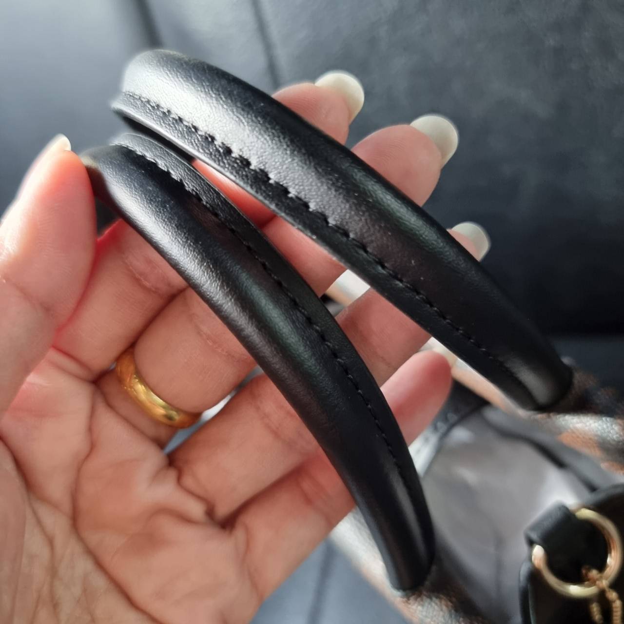 COACH MINI CALLY CROSSBODY IN SIGNATURE ((3599, 2184, 5693, 2134, 2183)) พร้อมส่งที่ไทยทันที! กระเป๋าสะพายครอสบอดี้ร์ กระเป๋าครอสบอดี้โท้ทมินิไซส์ รุ่นใหม่สุดฮอต!! ใบจริงคือน่ารักม้ากกกก!! สวยอยู่ทรง น่ารักน่าใช้ ทรงTote ปากกระเป๋าเปิดปิดแบบแม่เหล็ก ภายใน