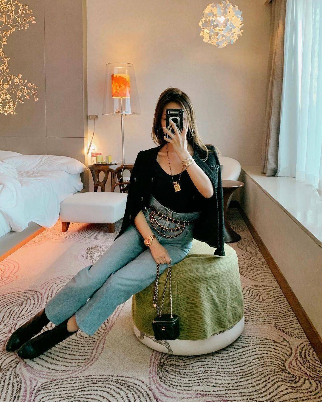 พรีเมี่ยมกิ๊ฟแท้ 100% 】Chanel Mini Clutch Bag With Chain VIP Gift With Purchase (GWP) กระเป๋าสะพายพรีเมี่ยมกิ้ฟทรงเหลี่ยมขนาดมินิสุดน่ารักดีไซน์สุดฮิตหนังเรียบสวยอยู่ทรงเปิดปิดด้วยซิปคู่สะดวกใช้ ด้านหน้าประดับโลโก้แบรนด์อะไหล่ทอง