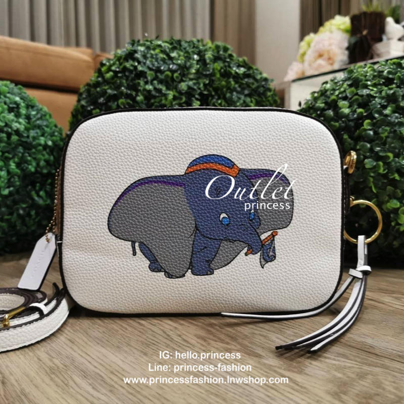 DISNEY X COACH Crossbody Bag 2019 New collection & Limited collection กระเป๋าสะพายขนาดกำลังน่ารัก วางอยู่ทรง วัสดุหนัง ลายตัวการ์ตูน Disney 3 charactors เปิดปิดด้วยซิป ภายในโล่ง ใส่ wallet ยาว มือถือได้ทุกรุ่นมีช่องเล็ก และช่องซิป พร้อมสายสะพายยาว ถอด ปรั