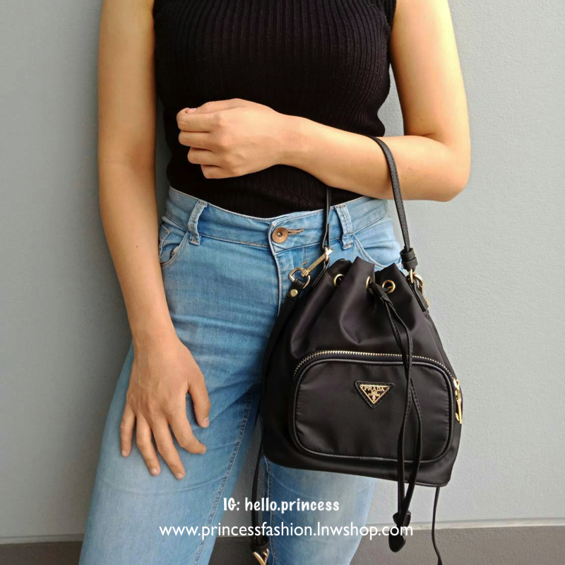 งานมินิน่ารัก🌸🌼 เข้าแล้วคะ งานพรีเมี่ยมกิ้ฟ จากเคาเตอร์ต่างประเทศคะ มาฝาก จากแบรนด์ PRADA *premiumgift ค่า เป็นกระเป๋าผ้า nylon silk **ไซส์มินิ เนื้อหนาซับในอย่างดี จุดเด่นคือ กระเป๋าสามารถ ปรับ ได้ 2 ทรงคือ ผูกเชือกกระเป๋า หรือ ดึงเชือกปร