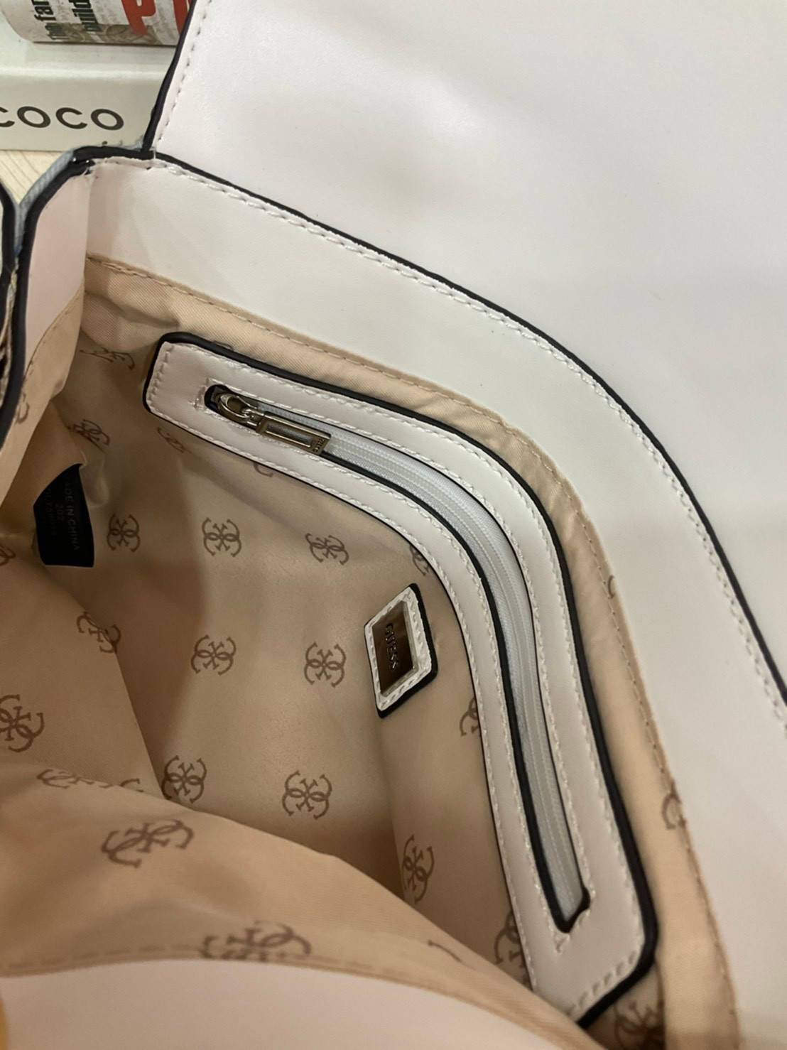 ของแท้ 💯% 】GUESS BLAKELY TOP HANDLE FLAP BAG กระเป๋สะพายรุ่นใหม่ล่าสุด รุ่นยอดนิยมสวยอยู่ทรง วัสดุหนังนิ่ม น้ำหนักเบา มีฐานกว้างตั้งอยู่ทรง ด้านหน้าประดับด้วยโลโก้แบรนด์สวยโดดเด่น