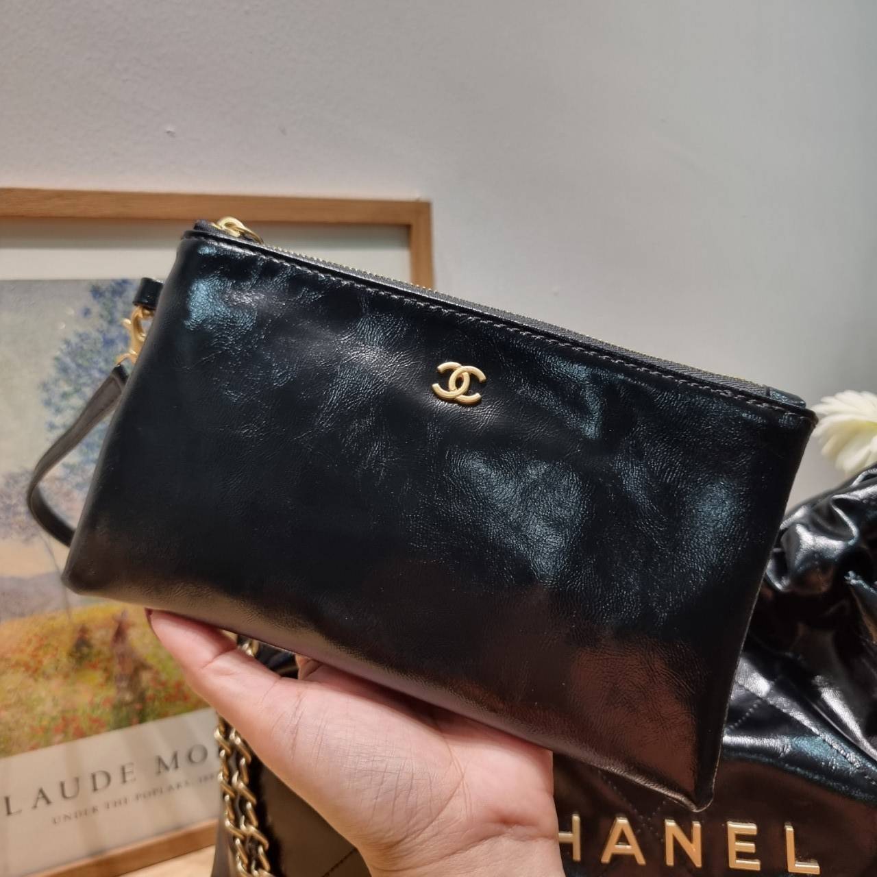 Chanel 22 horizontal bag แรงเกินต้านที่สุดกับไอเท็มนี้ ที่สาวๆหรือใครๆก็ต้องมี มาในไซส์ใหญ่ รูปทรงใช้ง่ายขึ้น แต่ยังจุได้หนักๆเหมือนเดิม ดูหรูหรา เกินเรื่องที่สุด