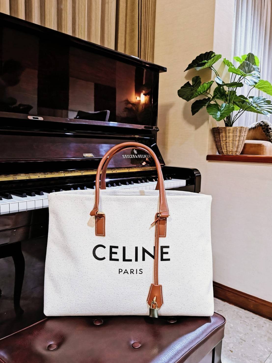 พรีเมี่ยมกิ๊ฟแท้ 100% 】CELINE PHANTOM TOTE BAG VIP GIFT WITH PURCHASE (GWP) พรีเมี่ยมกิ๊ฟ Limited Edition จาก CELINE PERFUME DUTYFREE COUNTER วัสดุ Canvas & Grained cowhide ดีไซน์ทรง Shopping ขนาดใหญ่กำลังดี เนื้อหนาแข็งแรง น้ำหนักเบา