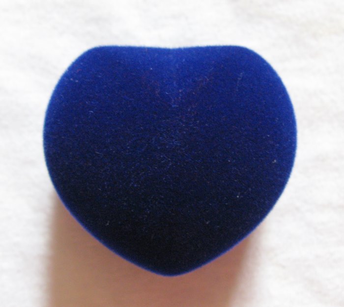 กล่องใส่แหวนรูปหัวใจสีน้ำเงินค่ะ