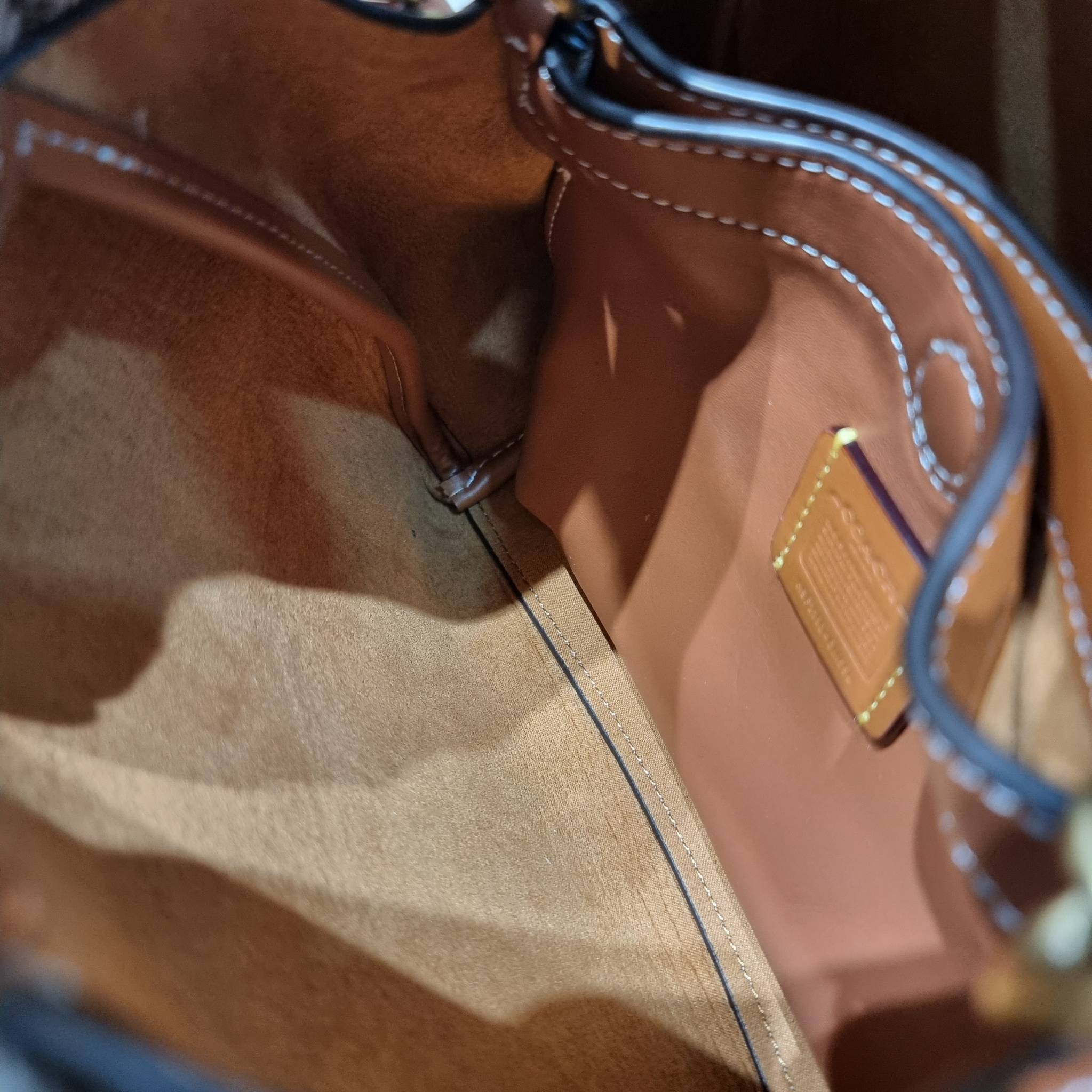 COACH LANA SHOULDER BAG 23 IN SIGNATURE JACQUARD CM550 พร้อมส่ง กระเป๋าถือ/สะพายทรงเก๋ โดดเด่นด้วยลวดลายซิกเนเจอร์บนผืนผ้าทอสวย หูจับในตัวถือสะดวก รีบช้อปได้ใช้ก่อนใครไปเลย