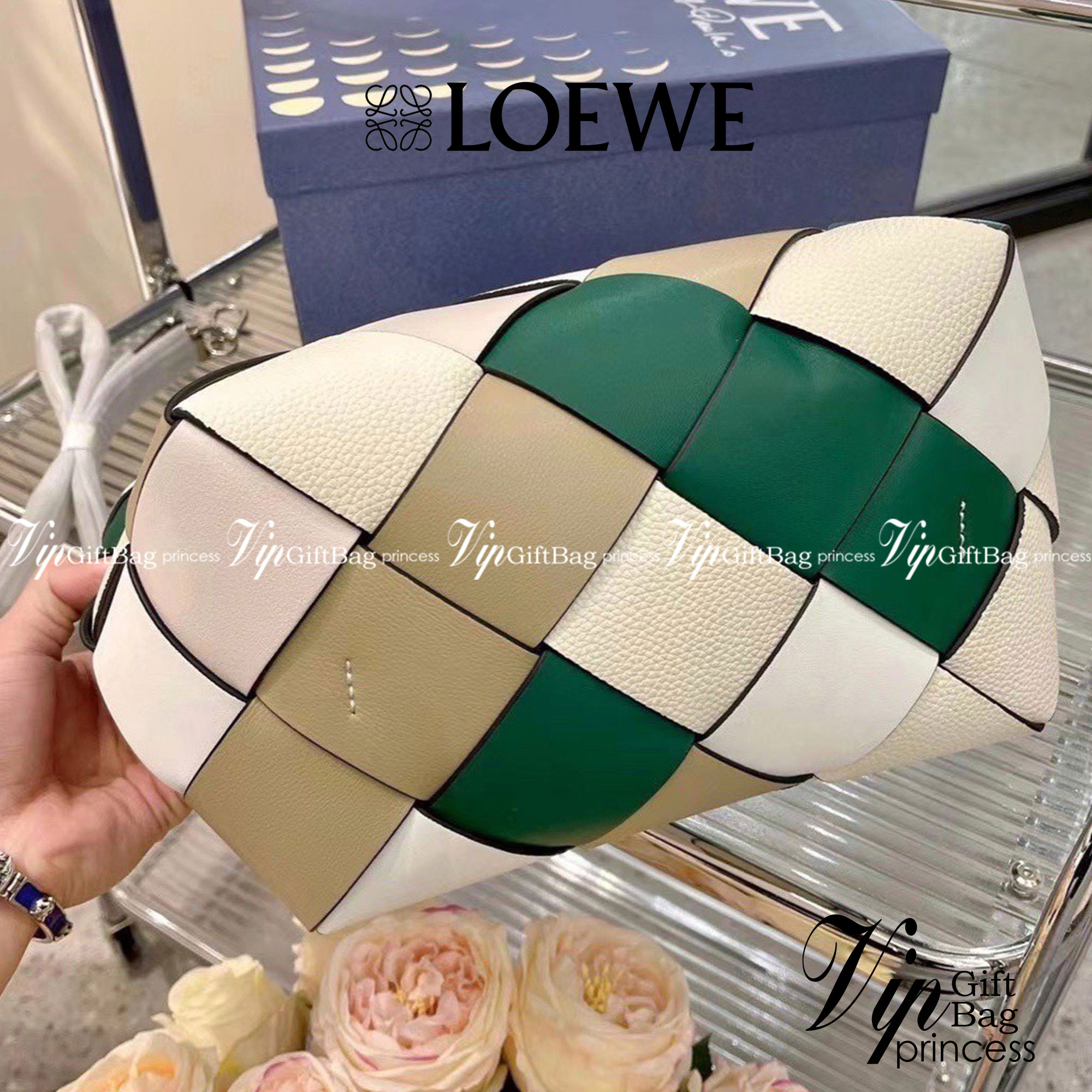 LOEWE SURPLUS LEATHER WOVEN BASKET BAG IN CLASSIC CALFSKIN พร้อมส่ง 5 สี ใหม่ล่าสุดและสวยที่สุด กระเป๋าสะพานที่ถักทอด้วยความปราณีต โดดเด่นด้วยสีที่จับมาคอนทราสได้ลงตัว ใบใหญ่จุได้แบบเน้นๆ วัสดุหนังวัวแท้เต็มใบ หรูเลิศ ปากกระเป๋ามีสายหนังสำหรับผูกรวบปากกระ