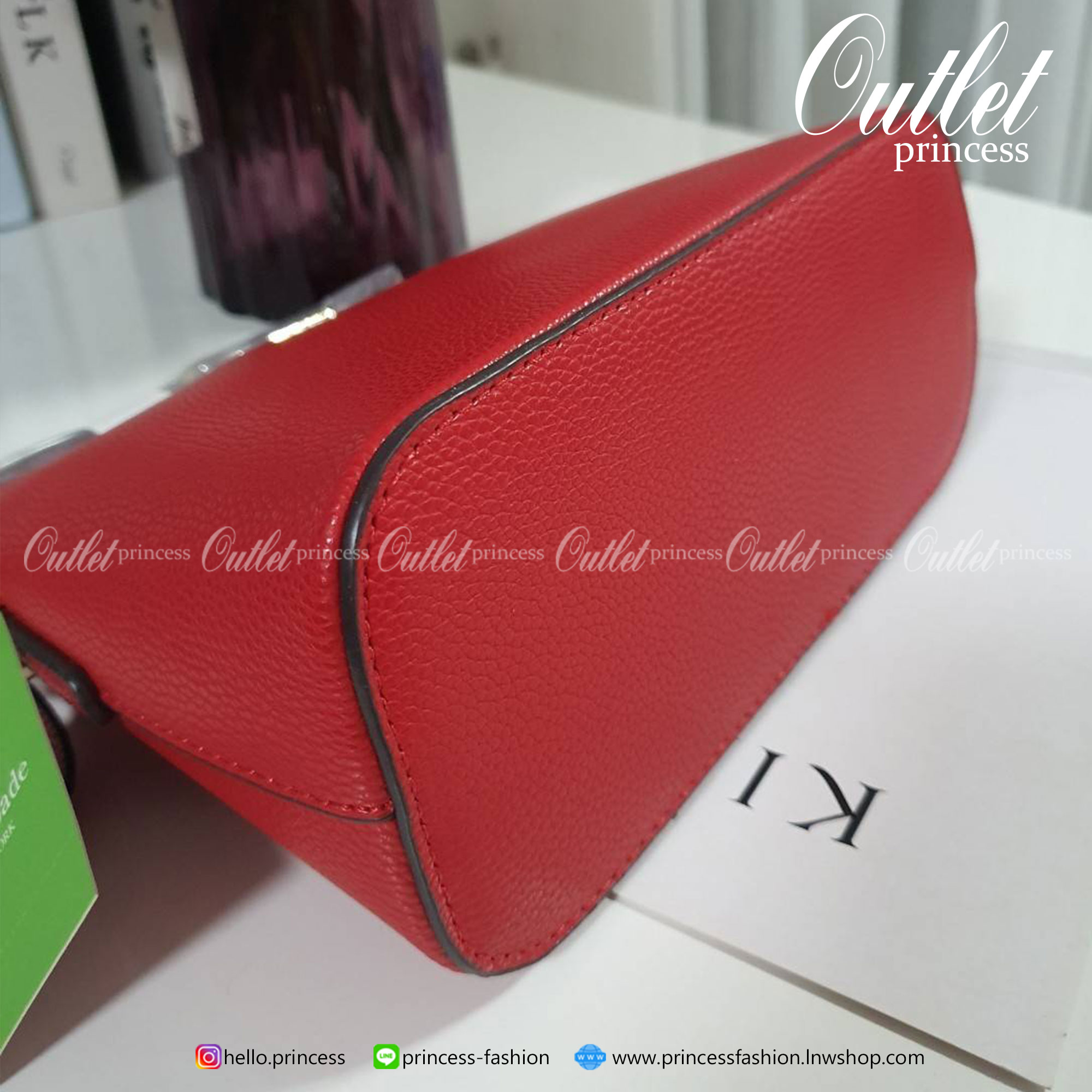 KATE SPADE CROSSBODY BAG แบรนด์ดังจากอเมริกาสุดฮิตของวัยรุ่น กระเป๋าสะพาย ขนาดน่ารักกำลังดี เปิดปิดด้วยซิปเดียวด้านบน ภายในมีช่องเล็ก1ช่อง ใส่มือถือได้ทุกรุ่นและกระเป๋าสตางยาวได้ ความยาวสาย 117cm ปรับได้ถึง5ระดับ รุ่นฮิตอีกรุ่นที่ไม่ควรพลาดเลยคร้า