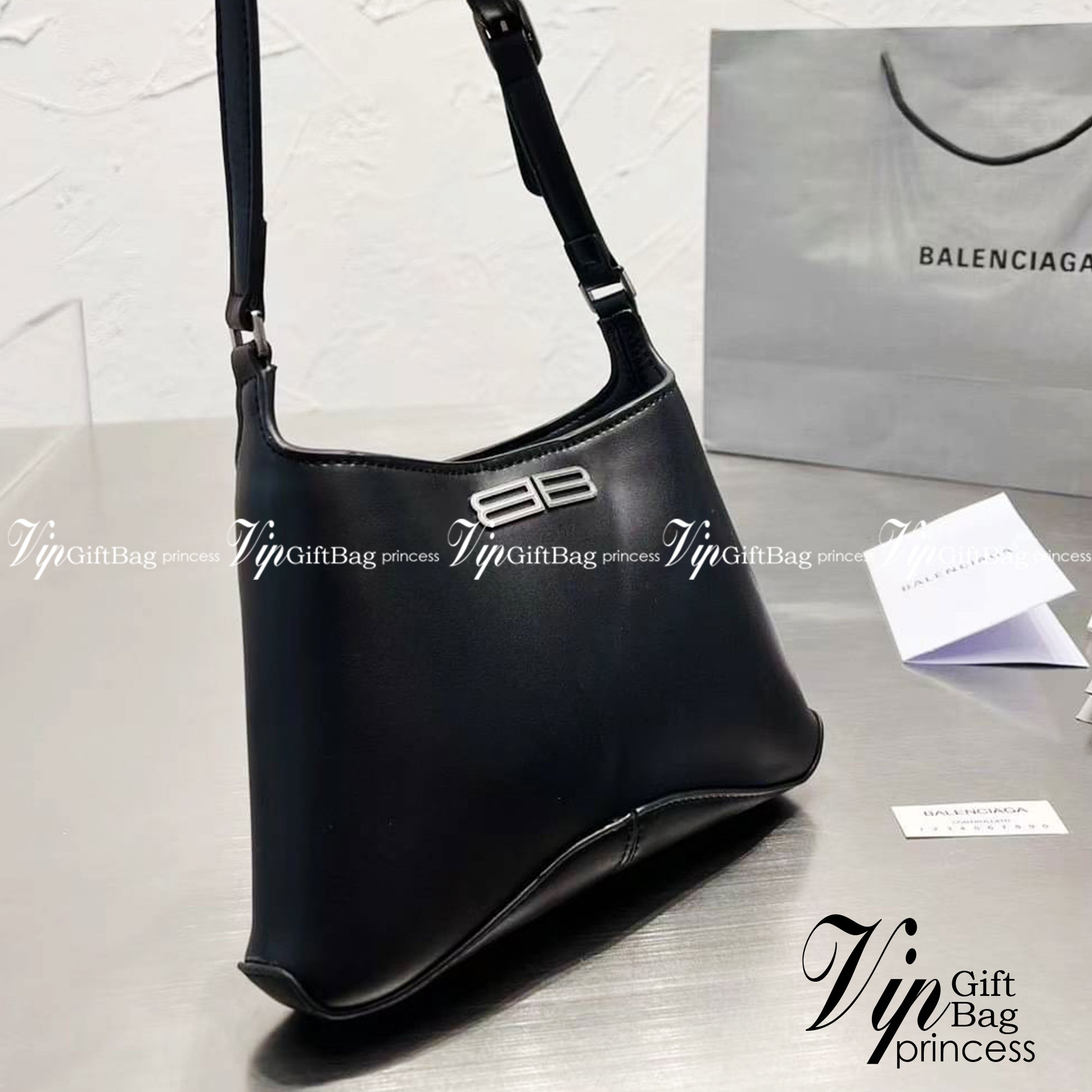 BALENCIAGA xx Small Hobo Bag / BALENCIAGA hobo Bag สุดหรูกับกระเป๋าสะพายทรงโท้ท ไซส์มินิ เรียบหรู ดูแพงมาก สีลูกคุณมากๆ!! ผิวสัมผัสดี ภายในโล่ง จุของได้เยอะ เป็นอีกหนึ่งไอเท็มแนะนำ ที่ไม่อยากให้พลาดเลยจ้า