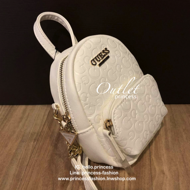 GUESS Factory Women's Evan Mini Crossbody กระเป๋าสะพายใบเล็กสุดน่ารักจาก guess มาแล้วค่า ไอเท็มสุดน่ารัก วัสดุทำจาก pu สกรีนลาย เย็บลายตาราง และ ปั้มลายซิกเนเจอร์ สุดน่ารัก ด้านหน้ามีโลโก้ มีพวงกุญแจสวยเก๋ สายสะพายมีสายโซ่สลับหนังปรับได้ 5 ระดับ ด้าน