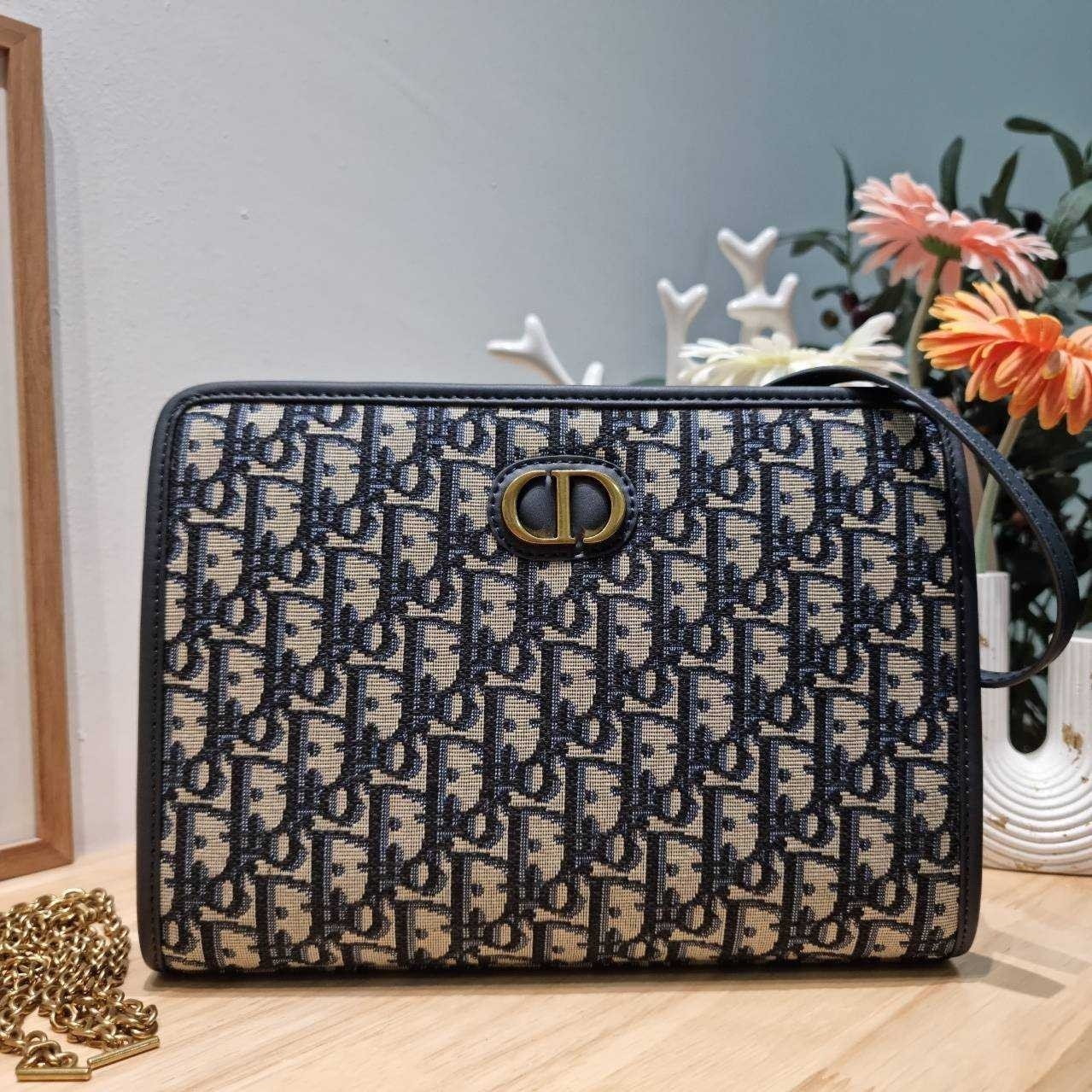 CD 30 MONTAIGNE DEA POUCH Dior Oblique กระเป๋าทรงพอชสุดชิค ที่มีทั้งความหรูหราและสปอร์ตในตัว พกพาง่าย ใช้งานสะดวก