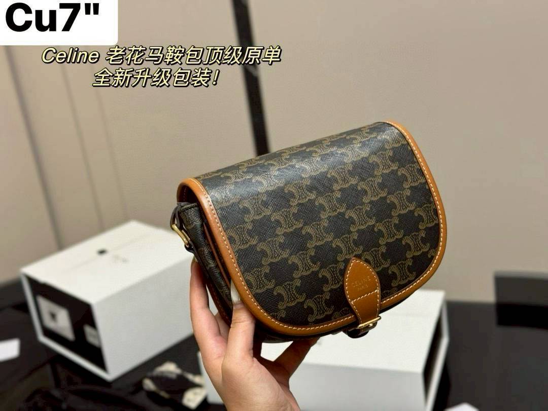 CELINE Folco bag in Triomphe canvas and Leather กระเป๋าสะพายข้าง รุ่นตามหาเข้าเพิ่มเติมสต๊อกพร้อมส่งแล้วค่าสาวๆ รุ่นยอดฮิต ขายดีไม่มีตก ทรงสวยโดดเด่นเป็นเอกลักษณ์ ดีไซน์โค้งมนสวยงาม