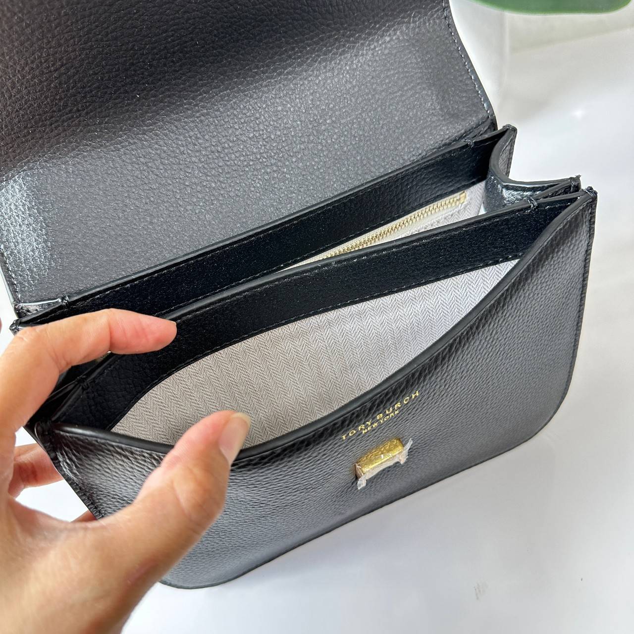 Tory Burch Britten Small Convertible Shoulder Bag คอลเลคชั่นใหม่สุดเรียบหรู กระเป๋าสะพายไหล่หรือสะพายข้าง วัสดุหนังอย่างดี