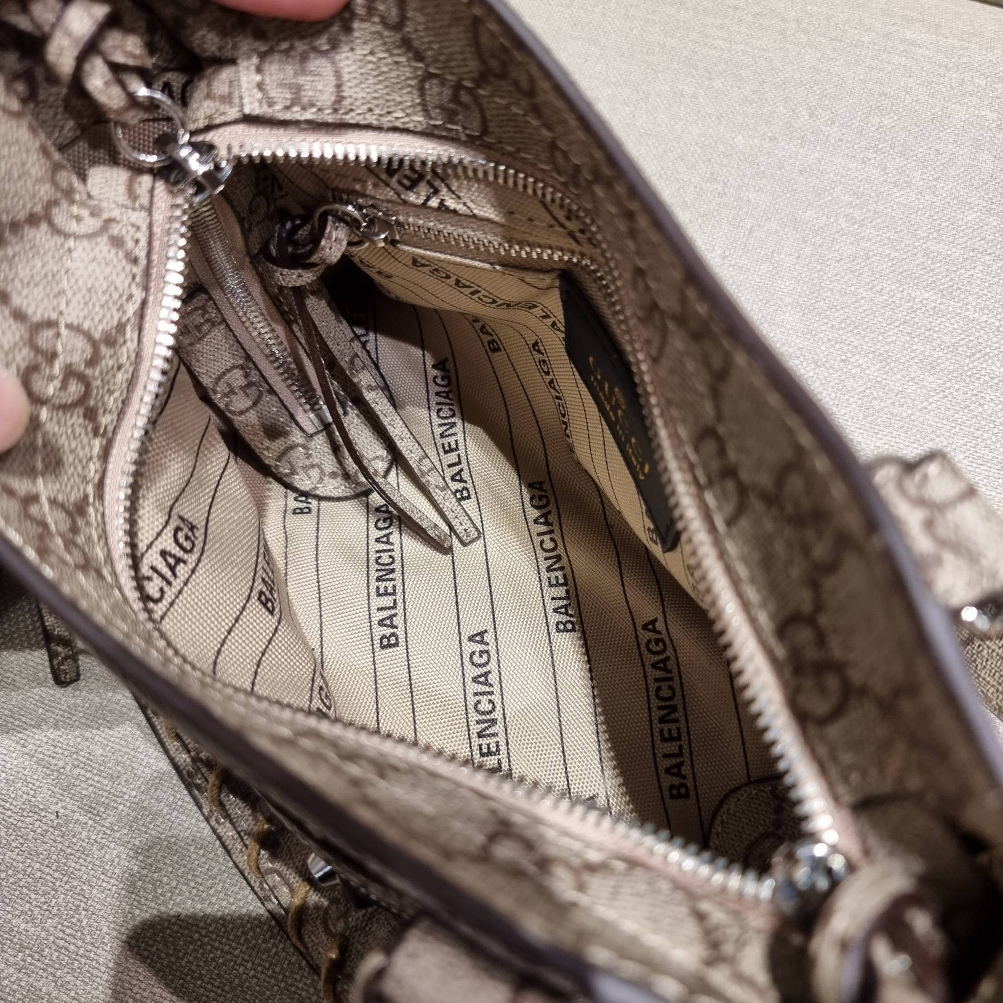 ไซส์ใหม่ กับรุ่นคอลแลบอีกหนึ่ง ที่ฮอตติดลมไม่เลิก!! Gucci×Balenciaga neo classic small bag กระเป๋าถือ/สะพายข้างที่โดดเด่นในสไตล์ที่ไม่ซ้ำ ไม่เกร่อ ดีไซน์มีกิมมิคและลูกเล่นแพรวพราว ทั้งหนังรูดซิป ทั้งหูจับ ทั้งความตกแต่ง มีดีเทลอัพราคาไปหมด วัสดุหนังแคนวาส