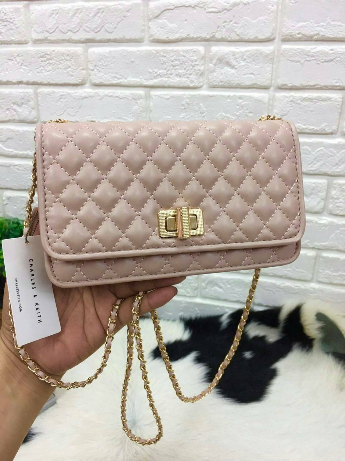 Charles&kieth quilted chain strap bag กระเป๋าขนาดมินิคลัช หนังPU เย็บตารางนูนทั้งใบ ด้านหน้าเปิด/ปิด แบบตัวบิดหมุน ด้านหลังมีโลโก้แบรนด์นูน ภายใน มีช่องใหญ่ ประกอบด้วย ช่องซิป ช่องการ์ด และมีช่องย่อย ใส่ของได้จุคุ้มสุด ๆ พกพาสะพายได้ทุกวัน น้ำหนักเบา จะสะ