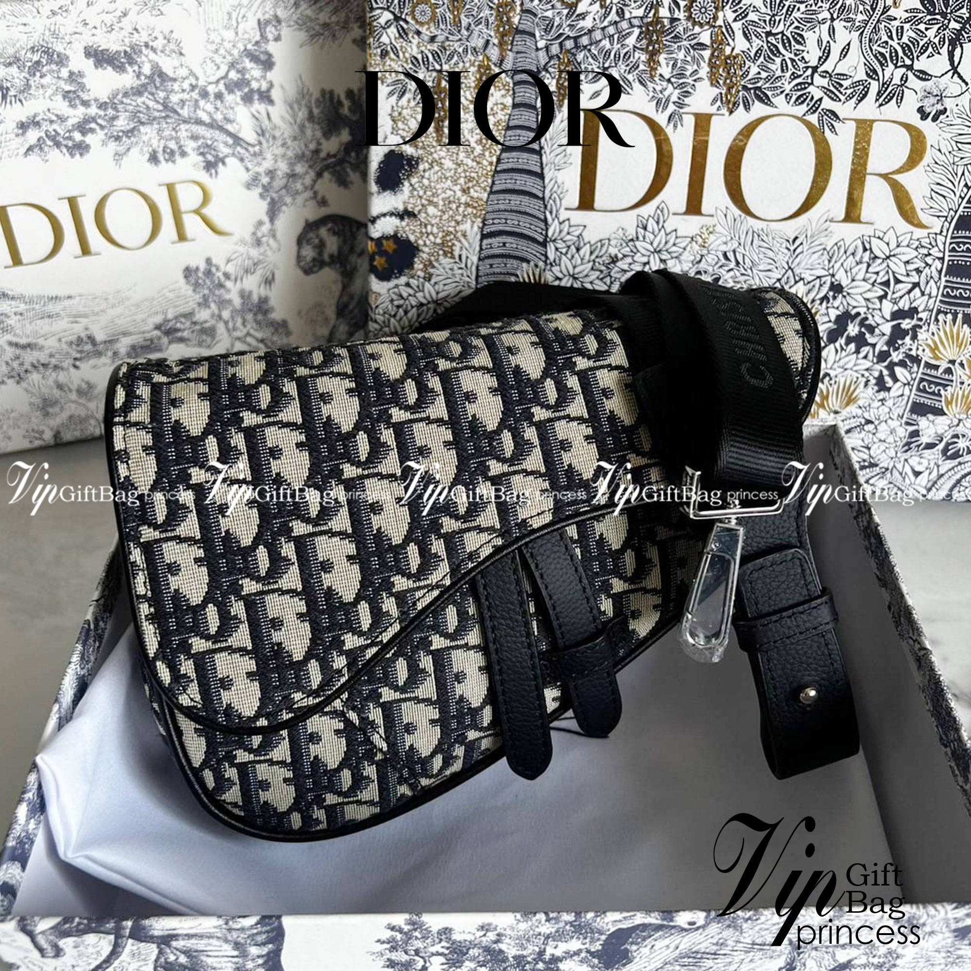 หนังแท้ DIOR SADDLE BELT BAG รุ่นสุดฮิต สามารถคาดอกสะพายข้างหรือคาดเอวก็ได้สามารถใช่งานได้ทั้งชาย/หญิง งานสวยมากพร้อมอุปกรณ์ครบชุด เกรดออริงานเทียบเท่าของแท้เลย กระเป๋ารุ่นยอดนิยมตามแบบฉบับแบรนด์ พร้อมส่งที่ไทย เกรดออริจินอลผ้าแจ๊คการ์ดและหนังแท้ ภาพสินค้