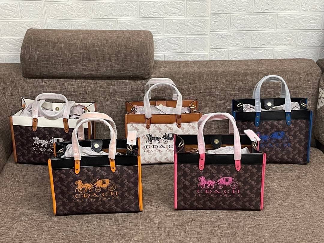COACH FIELD TOTE 30 WITH HORSE AND CARRIAGE PRINTAND CARRIAGE BADGE 📣พร้อมส่งที่ไทย ใหม่ล่าสุด บอกเลยสีสวย สุดคลาสสิคมากๆ