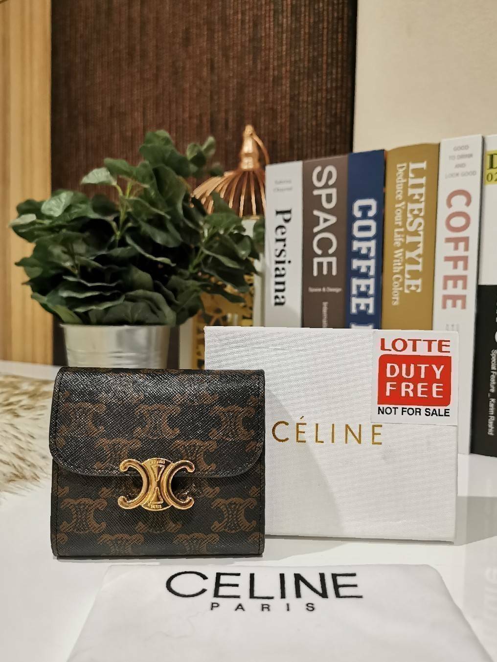 CELINE SHORT WALLET VIP GIFT WITH PURCHASE (GWP) พรีเมี่ยมกิ๊ฟ Limited จาก CELINE HAUTE PARFUME DUTYFREE COUNTER วัสดุ Triomphe Canvas หนังสวยอยู่ทรงปั้มโลโก้ด้านหน้าเปิดปิดฝาพับกระดุม ภายในมีช่องแบ่งหลายช่อง มีช่องใส่บัตรหลายช่อง ช่องใส่เหรียญ ช่องใส่ธนบ