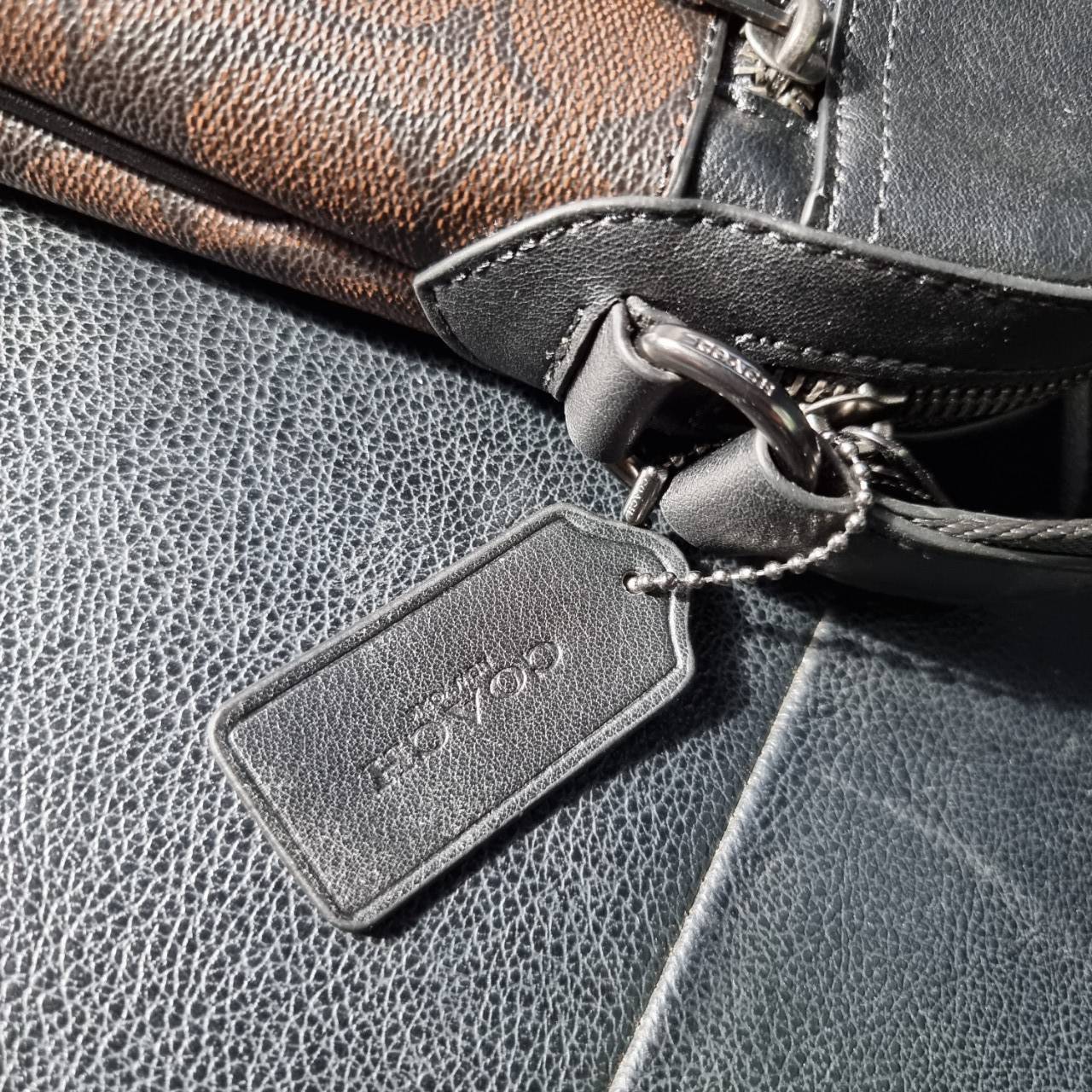 COACH F73336 HOUSTON FLIGHT BAG IN SIGNATURE CANVAS รุ่นนี้หนุ่มๆเค้ารู้กัน!! ขายดีตลอดกาล!! คลาสสิคไม่มีใครเกิน!! กระเป๋าสะพายข้างทรงแมสเซ็นเจอร์ยอดฮิต ทรงสวย ดูดี วัสดุหนังแคนวาสเคลือบลายสลับหนังแท้ เปิด-ปิดด้วยซิป ด้านหน้าและหลังสามารถใส่ของได้ ภายในแบ