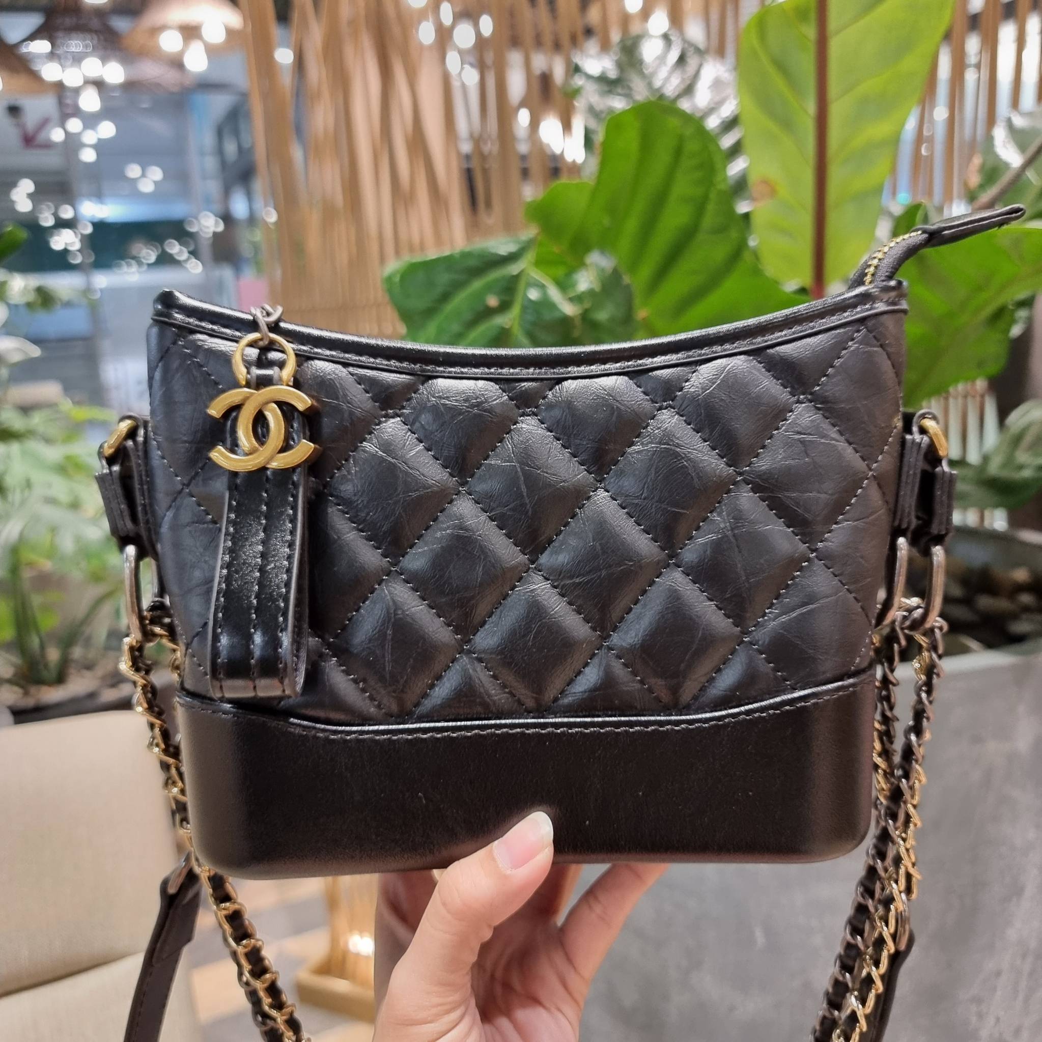 9" CHANEL SHOULDER BAG / CHANEL GABRIELLE HOBO BAG ไซส์คลาสสิค กระเป๋าสะพายข้าง/ไหล่ หนังแท้ นิ่ม หรู มาพร้อมพวงกุญแจสัญลักษณ์แบรนด์ อะไหล่พร้อมโซ่สะพายสีทองสลับสีเงินรมดำ สามารถสะพาย crossbody หรือสะพายไหล่ได้หมด สะพายแล้วขับผิวมากๆ เปิด-ปิดกระเป๋าด
