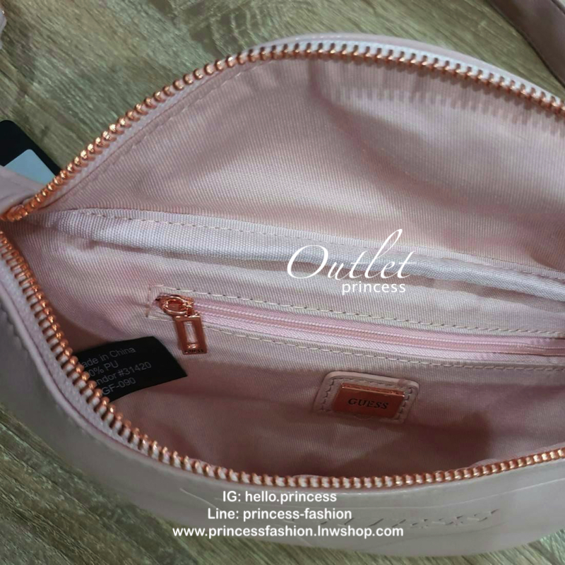 GUESS GYM EMBOSSED LOGO WAIST PACK กระเป๋าหนังเรียบสวยคาดเอว/อก ทรงสปอร์ตสีชมพูอะไหล่สี rose gold ด้านหน้าปั๊มโลโก้แบรนด์ทรงสามเหลี่ยม โดดเด่นด้วยสายพิมพ์ลายแบรนด์สีทอง ตัวกระเป๋าเปิดปิดด้วยซิปใช้งานง่าย ภายในกระเป๋าโล่งกว้าง มีอีกหนึ่งช่องซิปเล็ก สามารถใ