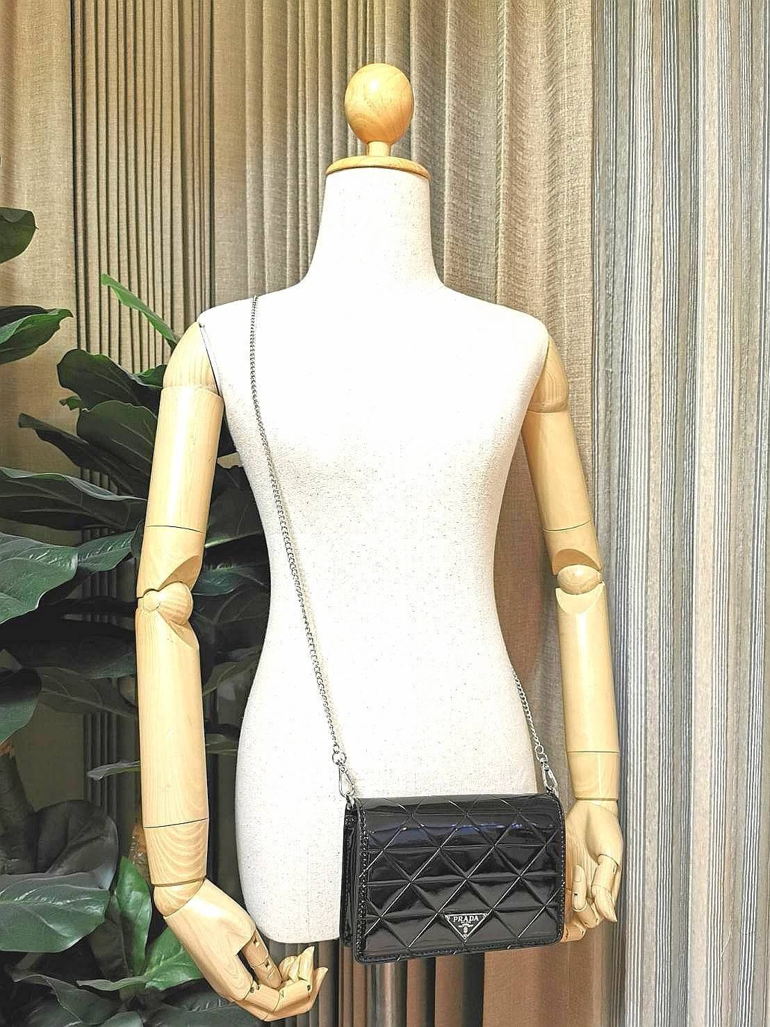 PRADA CLUTCH BAG WITH CARD HOLDER VIPGIFT WITH PURCHASE พรีเมี่ยมกิ้ฟรุ่น Limited จาก DUTYFREE สวยหรูดูดีสุดคุ้มมากๆได้ทั้งกระเป๋าสะพายทรงคลัชพร้อมสายโซ่แบรนด์ + กระเป๋า Card Holder ใส่นามบัตรครบชุดไอเท็มใหม่ล่าสุดน่าใช้น่าสะสม สินค้ามาพร้อมกล่องแบรนด์ Du