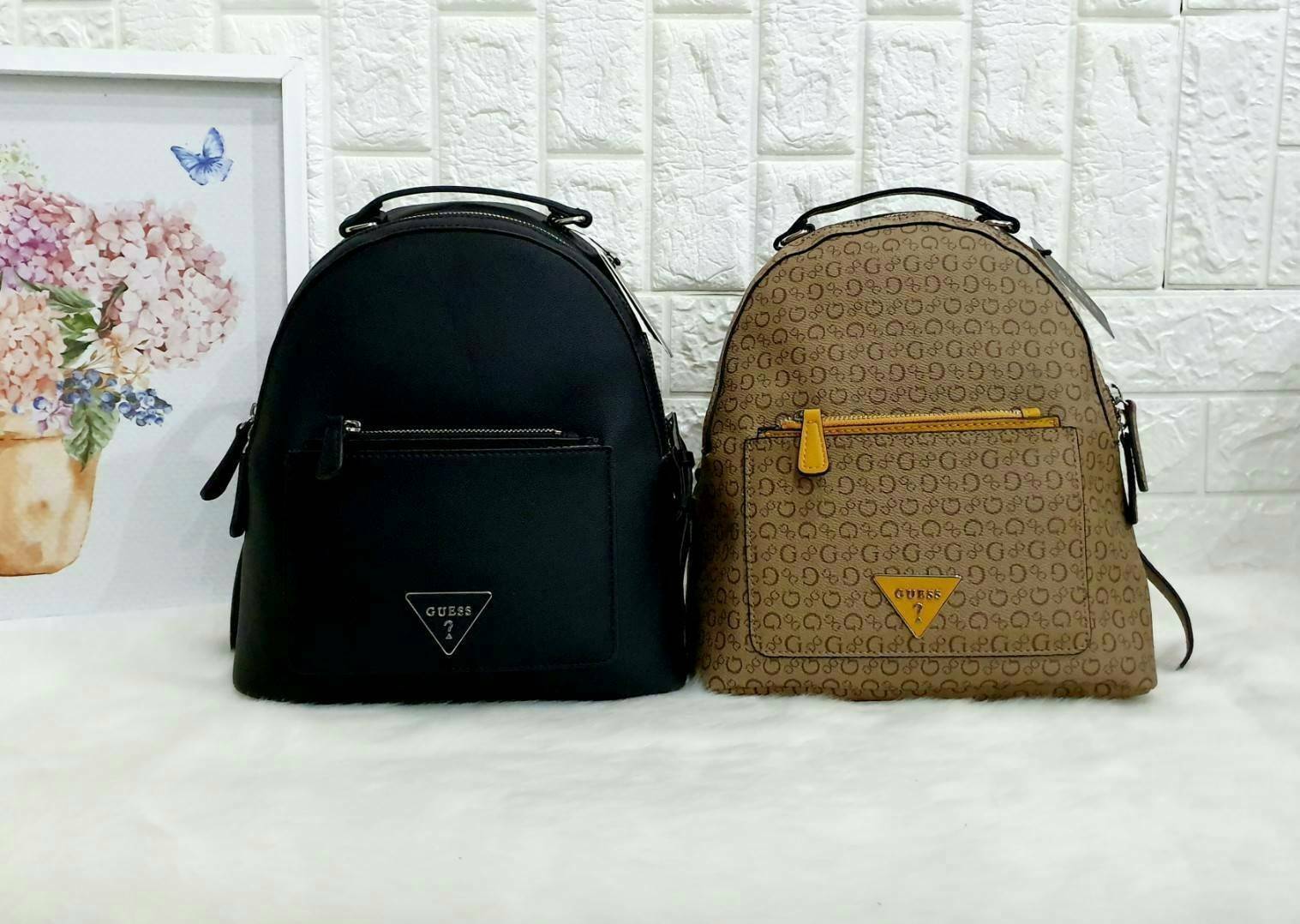 GUESS WOMAN'S BACKPACK กระเป๋าสะพายเป้หนังสวยขนาดกำลังดี สกีนโลโก้รอบใบ น้ำหนักเบา ด้านหน้าประดับโลโก้แบรนด์สามเหลี่ยมโดดเด่น มีลูกเล่นที่ช่องด้านหน้าสามารถถอดออกถือเป็นครัชได้นะคะ ตัวกระเป๋าเปิดปิดด้วยซิปเป็นหลัก ภายในกว้าง บุด้วยผ้าสกีนลายโลโก้แบรน