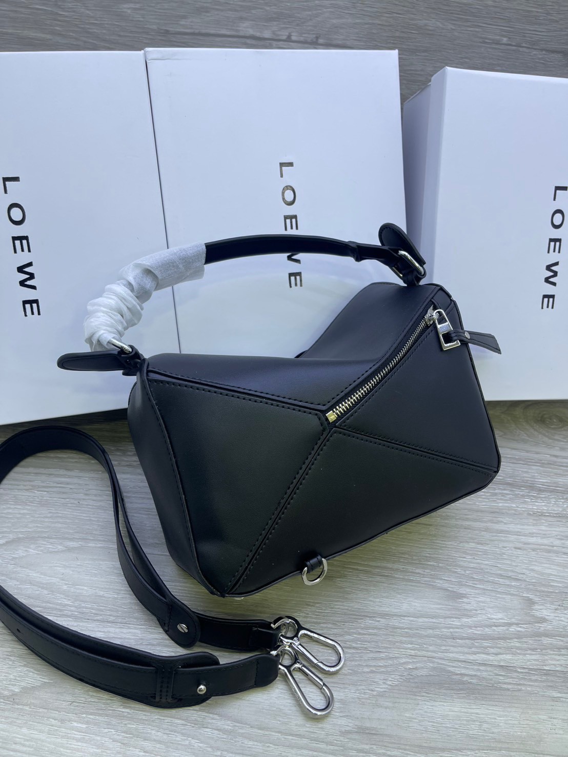 Loewe Puzzle bag กระเป๋าสะพายข้างทรงกล่อง มีให้เลือก 2 ไซส์ สุดยอดแบรนด์ที่ดีไซน์เป็นเอกลักษณ์ โดดเด่น สวยหรู สไตล์พัซเซิลคลาสสิค