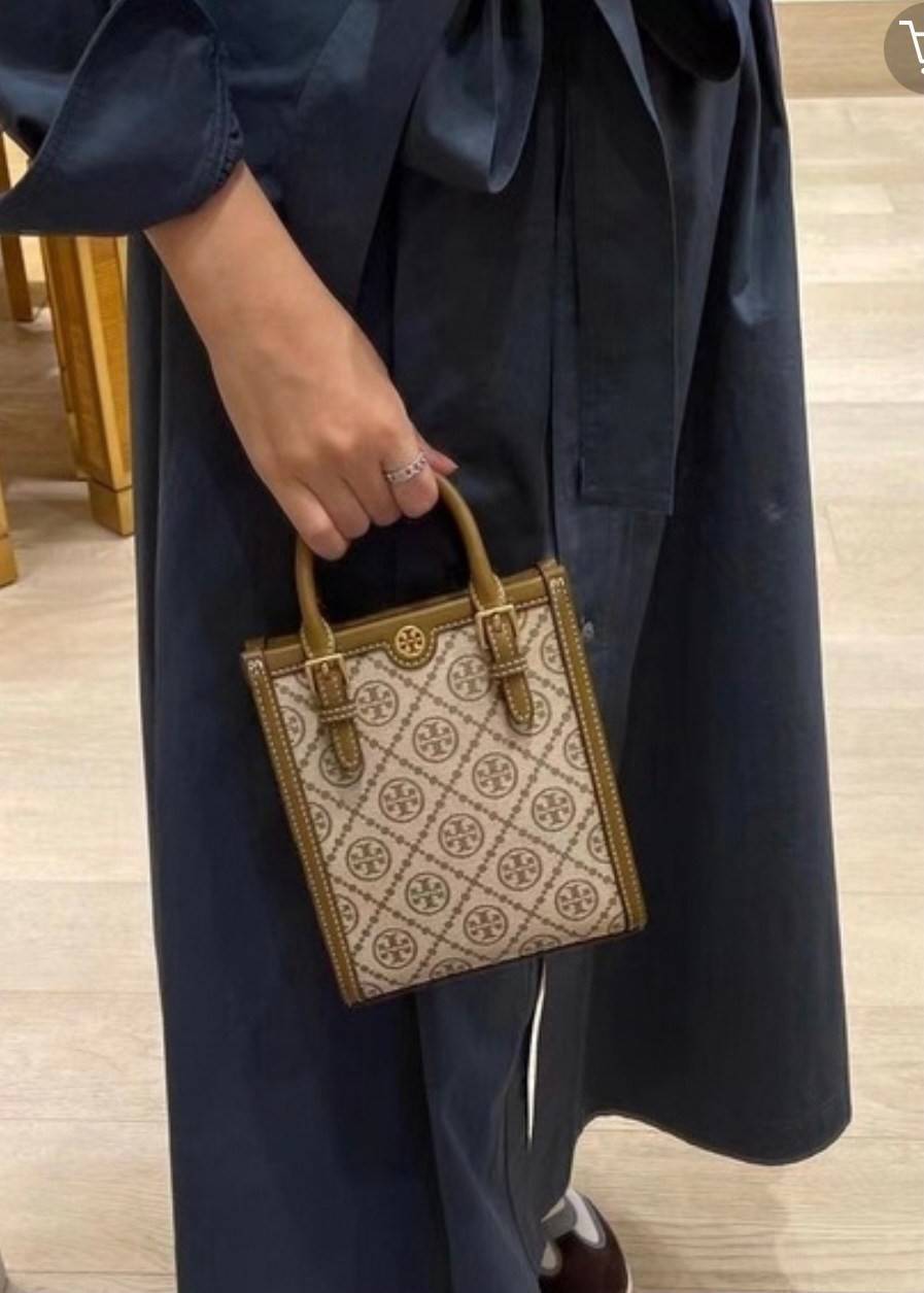 Tory burch t monogram jacquard mini tote ลวดลายT monogram ด้วยโลโก้สุดไอคอนนิคของแบรนด์ โดดเด่นด้วยกราฟฟิคและดีไซน์ ออกมาในหลายรูปแบบหลายคอลเลคชั่น แต่ละคอลเลคชั่นสวยหรูไม่แพ้กัน ทรงมินิโท้ท ขนาดกำลังดี ใช้งานง่าย ก็เป็นอีกหนึ่งรุ่นที่ทันยุคทันสมัยที่สาวๆ
