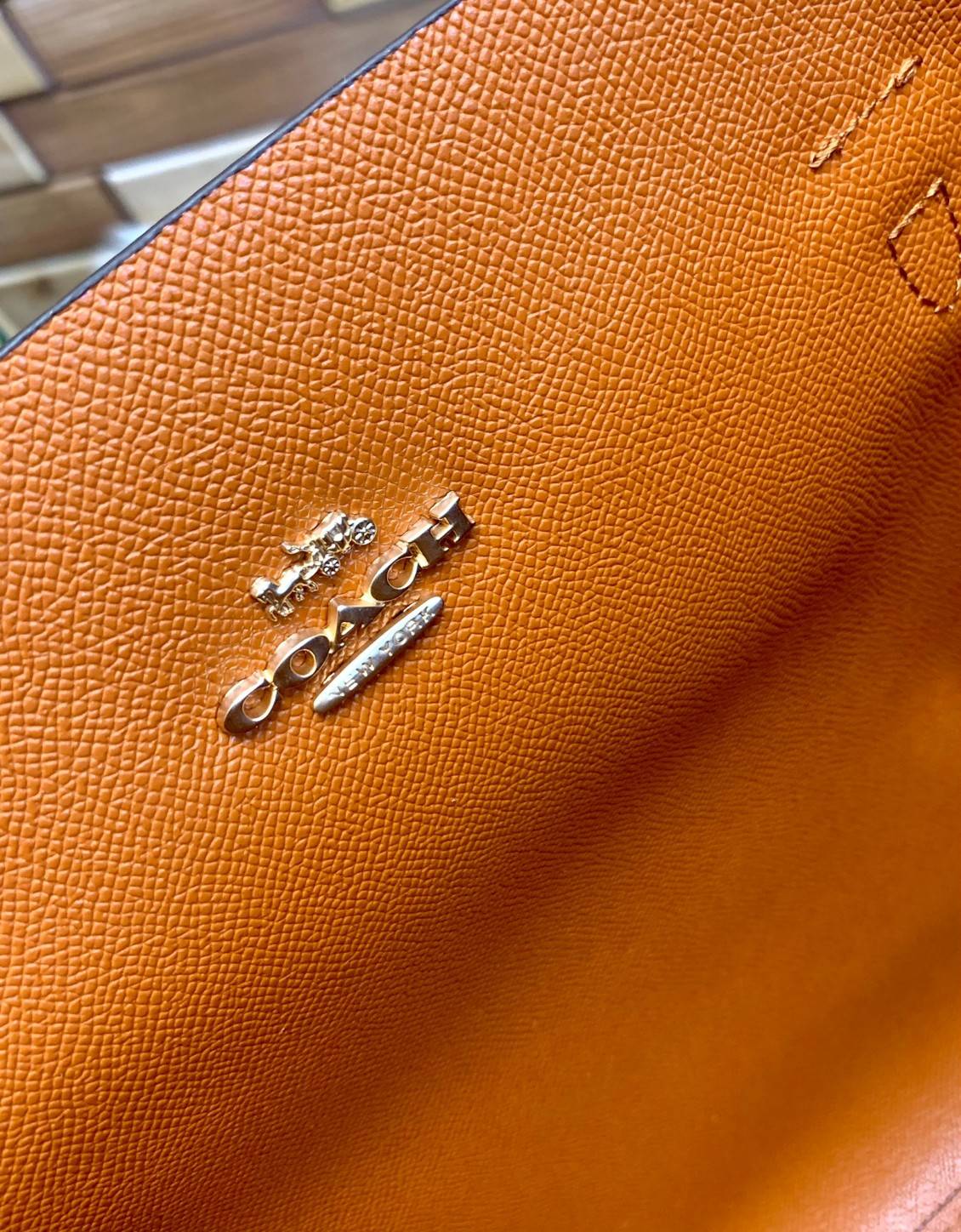 COACH MOLLIE TOTE IN SIGNATURE CANVAS ((1665)) พร้อมส่งอีกครั้ง ห้ามพลาดค่า! กระเป๋าหิ้ว//คล้องไหล่ ใบใหญ่ ทรงTote หนังแท้นิ่มอย่างดีค่ะ ภายในแบ่ง2ช่องใหญ่ สามารถใส่ A4ได้เลย ช่องกว้างมากๆ มีช่องกระเป๋าซิปกลางให้ใส่ของอีกช่องนะคะ