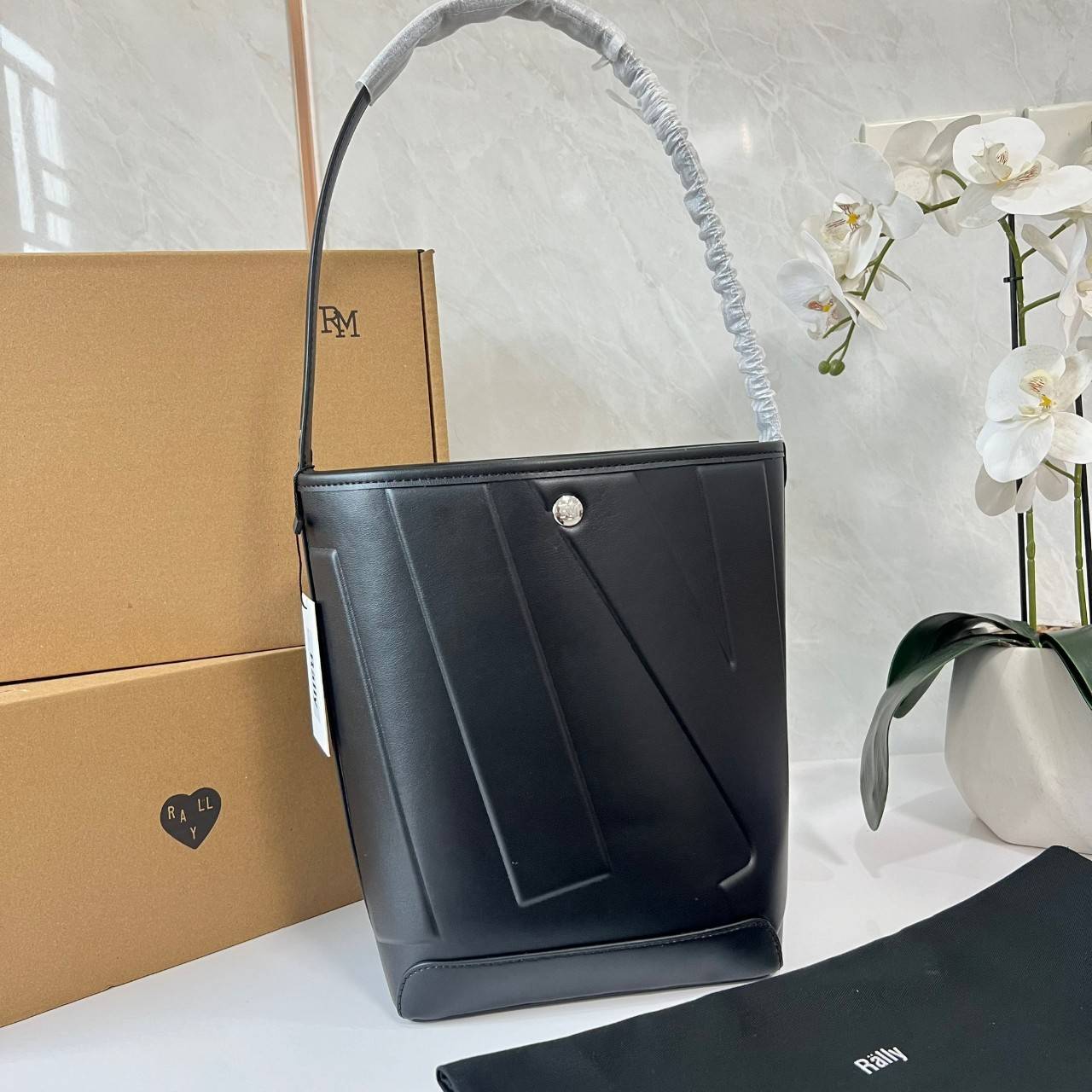 Rally The Bag Whisper กระเป๋าทรงบัคเก็ตงานหนังรุ่นใหม่ ฮอทติดลมบน มาแรงสะพายกันทั่วบ้านทั่วเมือง สายแบกสายขนห้ามพลาดจุของได้เยอะ รุ่นหนังผิวสัมผัสนิ่มมือ ทนทานและจุสิ่งของได้ครบครัน