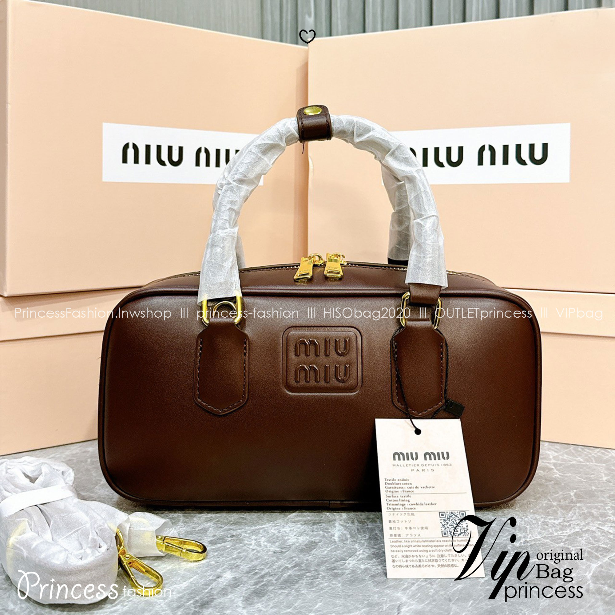 MIU MIU Arcadia leather bag กระเป๋าถือ/สะพายสุดชิคมากในตอนนี้ ดีไซน์เรียบแต่มากมีอยู่จริง สวยดูแพง แมทชุดได้ง่ายสุด มินิมอลมินิใจ หูจับในตัวง่ายและสะดวกพกพา มาพร้อมสายสะพายข้างให้อีก