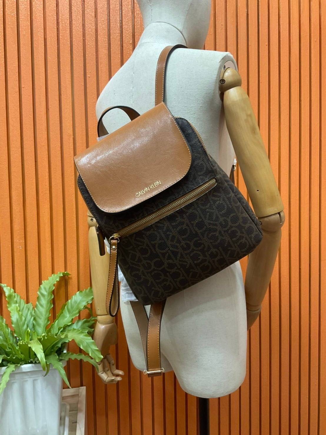 ของแท้ 💯% Elaine Calvin Klein Monogram Small Backpack 💕ของมันต้องมี สวยหรูดูแพงมาก สำหรับรุ่นนี้ และมีฟังชั่นช่องการใช้งานที่มากที่สุด!!! 💕 กระเป๋าสะพายเป้รุ่นใหม่ชนช้อป รุ่นยอดนิยม