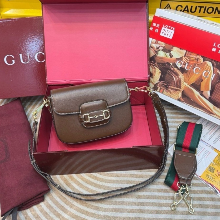 GUCCI Horsebit 1955 small shoulder bag เป็นรุ่นที่มาเพิ่มกี่รอบก็ไม่เคยพอ!! เด็ดสุด!! ฮ็อตสุด!! ให้สิบว้าวไปเลยกับใบนี้ 🤩🤩 กระเป๋าสะพายไหล่/สะพายข้างทรงคลาสสิค สวยผู้ดี ดารา เซเลปใช้กันเพียบ สวยอยู่ทรง