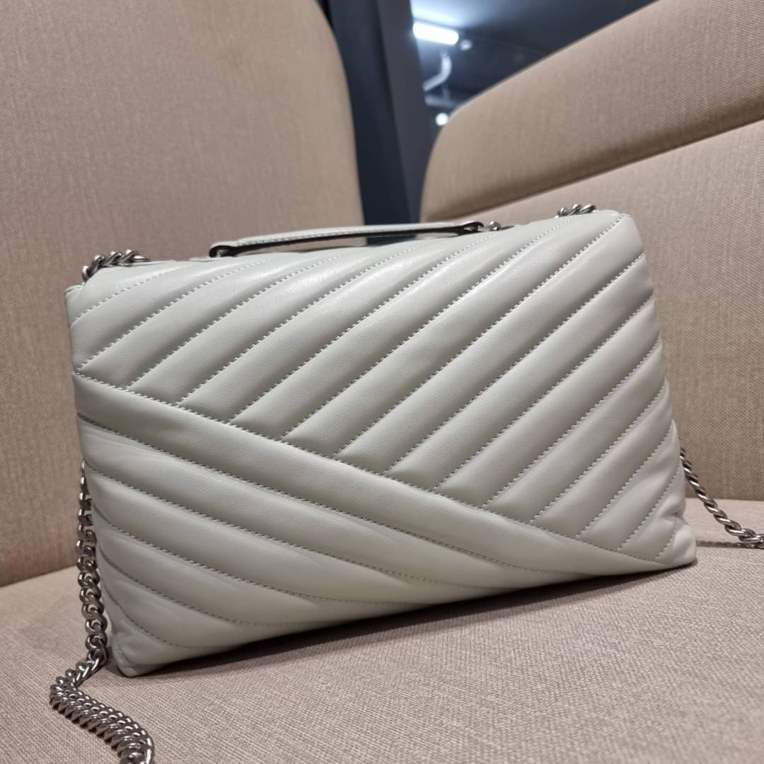 TORY BURCH KIRA CHEVRON CONVERTIBLE SHOULDER BAG (SMALL / MEDIUM) กระเป๋าสะพายรุ่นยอดฮิต ไซส์คลาสสิค ที่ใช้ยังไงก็ดูหรู ดีไซน์เฉพาะตัว วัสดุหนังแกะ สัมผัสนิ่ม เปิด-ปิดด้วยกระดุมแม่เหล็ก ภายในเป็นช่องโล่ง ใส่กระเป๋าสตางค์ มือถือ เครื่องสำอางค์ พาวเวอร์แบงค