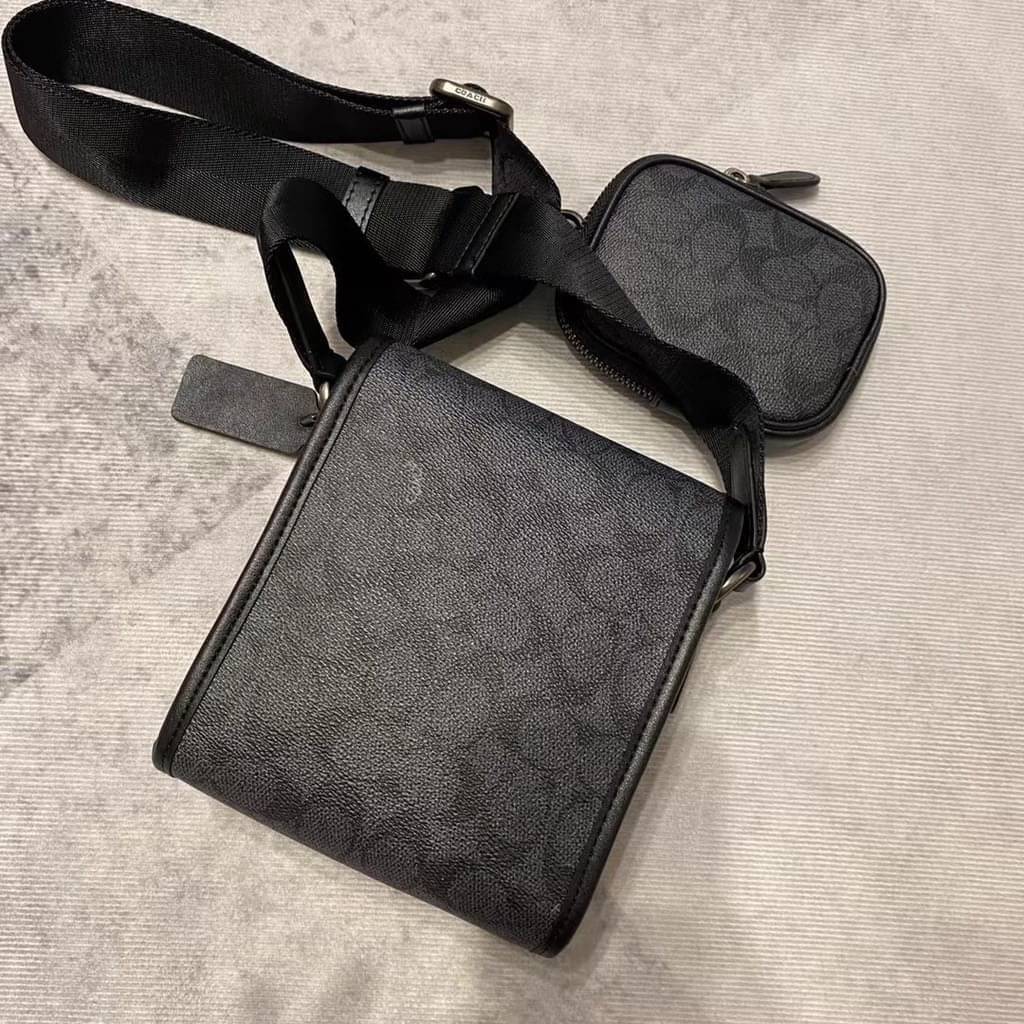 Coach C2600 Classic Logo Canvas Charter / COACH CHARTER NORTH/SOUTH CROSSBODY WITH HYBRID POUCH IN SIGNATURE CANVAS กลับมาเอาใจหนุ่มๆกันอีกครั้ง!! หล่อได้ไม่ซ้ำใคร กับไอเท็มสุดหรู กระเป๋าสะพายข้างรุ่นนี้ ดีไซน์ทรงกล่อง เรียบหรู วัสดุหนังแคนวาสสลับหนังแท้ 