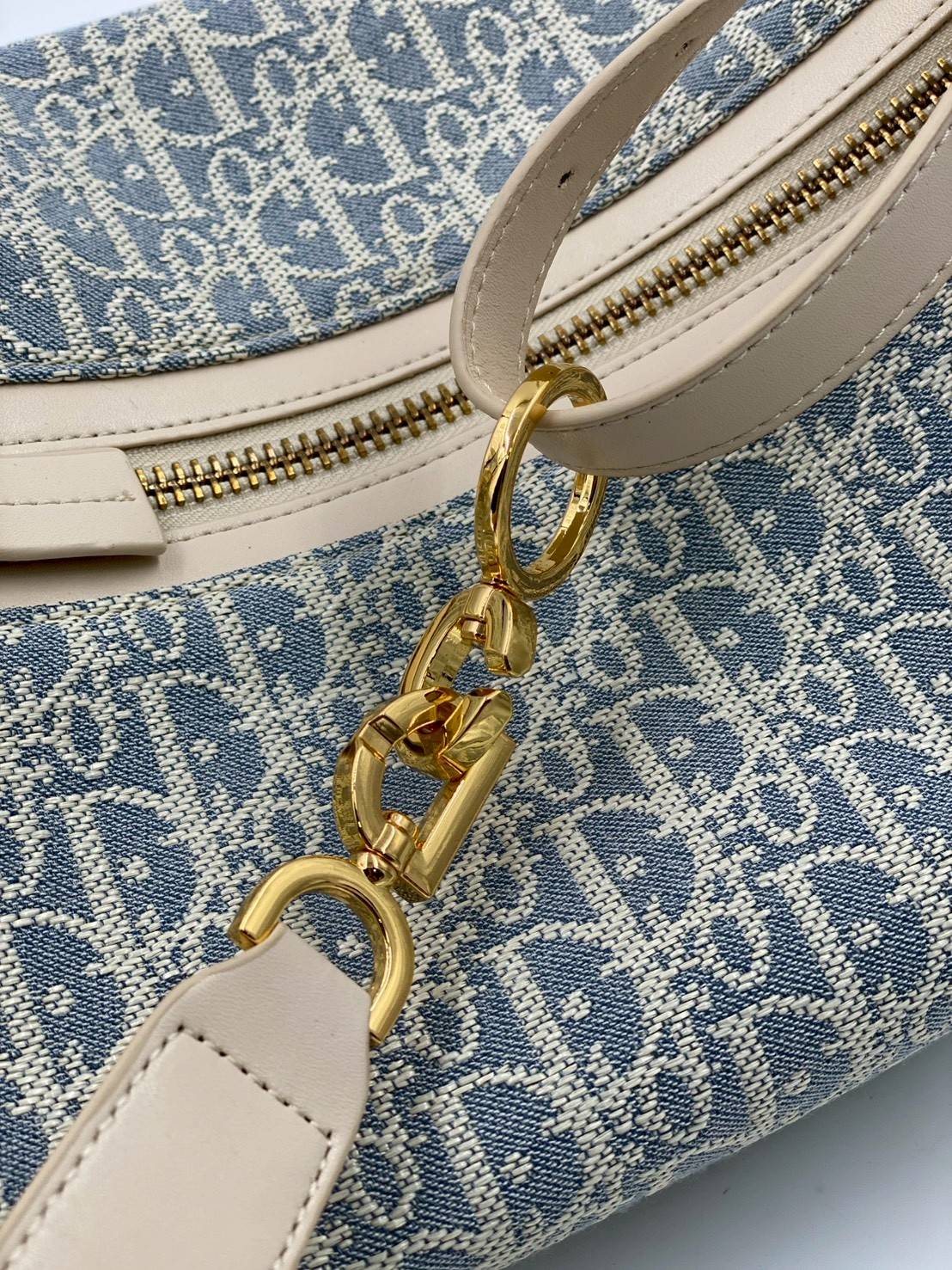 ORI หนังแท้ | DIOR D-Journey Bag กระเป๋าสะพายนิยามใหม่ดีไซน์ทันสมัย โดดเด่นด้วยรูปทรงโฮโบที่มาพร้อมกับดีไซน์ที่นุ่มนวลและทันสมัย พร้อมกับช่องใส่ของแบบติดซิป