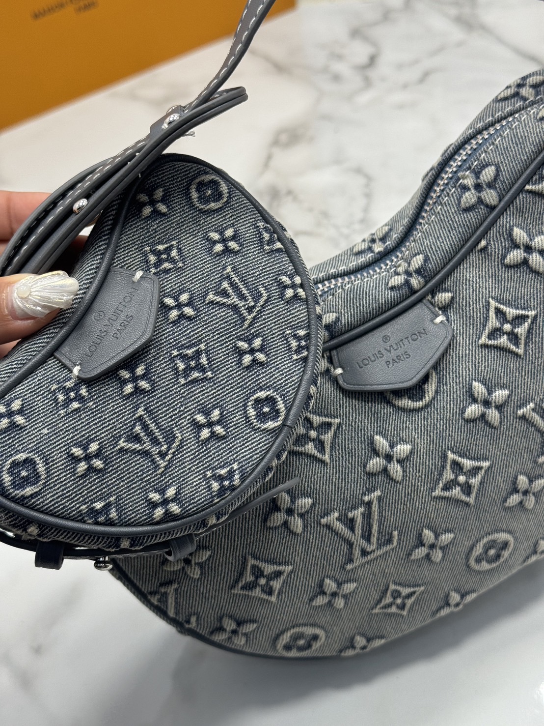 LV Croissant MM Monogram Denim Bag กระเป๋าทรงครัวซองต์ เดนิมสไตล์วินเทจ ปั้มนูนโลโก้ลายโมโนแกรม สวยชิค ฉ่ำก่อนใคร ด้วยดีไซน์สุดเก๋แบบทำถึง เพิ่มดีเทลน่าใช้ด้วยใบลูก ที่แยกออกมาใช้ได้ ใส่เหรียญใส่ของจุกจิกได้ บอกเลยว่าสะพายไปไหนก็สวยโดดเด่นกว่าใคร