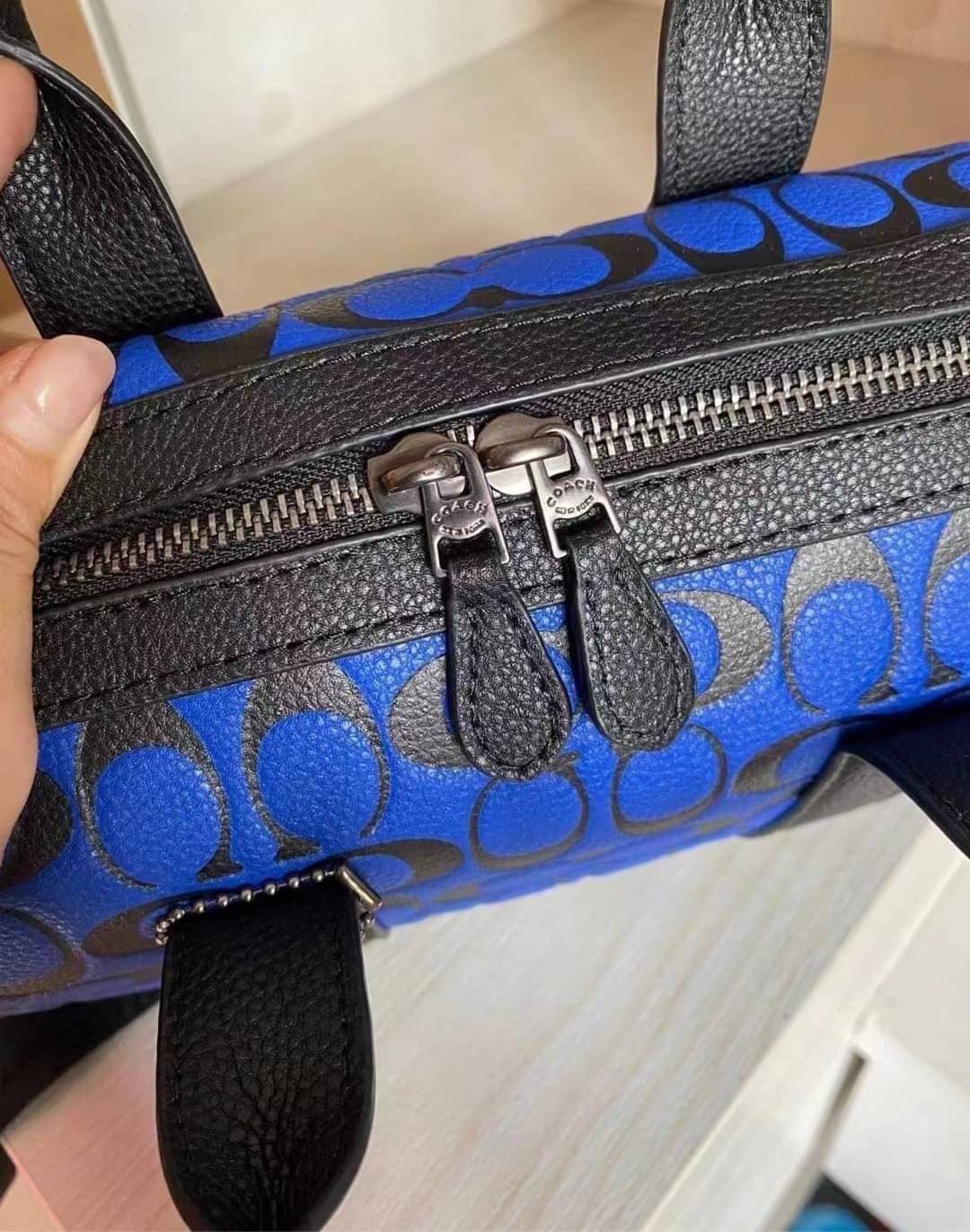 COACH GOTHAM DUFFLE / Coach Gotham 24 travelling bag handbag shoulder bag พร้อมส่ง กระเป๋าทรงหมอนรุ่นใหม่บ่าสุดปี 2022 รุ่นนี้สามารถใช้ได้ทั้งชาย//หญิง หนังแท้อย่างดี นิ่มทรงสวย มากๆค่ะ ภายในกระเป๋าสามารถใส่สัมภาระที่จำเป็นในชีวิตประจำวันได้ครบเลยค่ะ; มีช