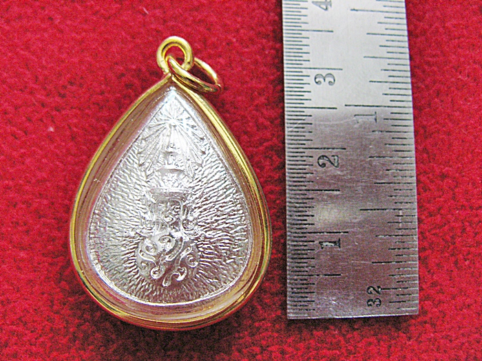 สินค้าหมดค่ะ เหรียญหลวงพ่อวัดไร่ขิงหลัง ภปร. รุ่นสร้างโรงพยาบาล พ.ศ.๒๕๒๒ เนื้อกะไหล่เงิน เลี่ยมทองไมครอน พร้อมผ้ายันต์และใบคาถาค่ะ