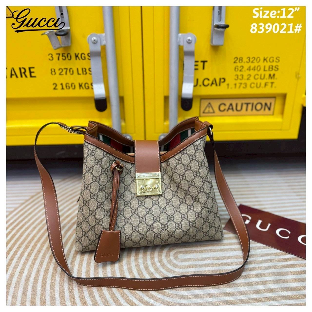 Gucci Padlock large shoulder bag กระเป๋าสะพายใบใหญ่ ในคอลเลกชั่น Pre-Fall 2025 แพดล็อกนำเสนอรูปทรงร่วมสมัยที่สามารถใช้งานได้หลากหลายสไตล์ สวยผู้ดีรูปทรงใช้งานง่าย วัสดุหนังแคนวาส