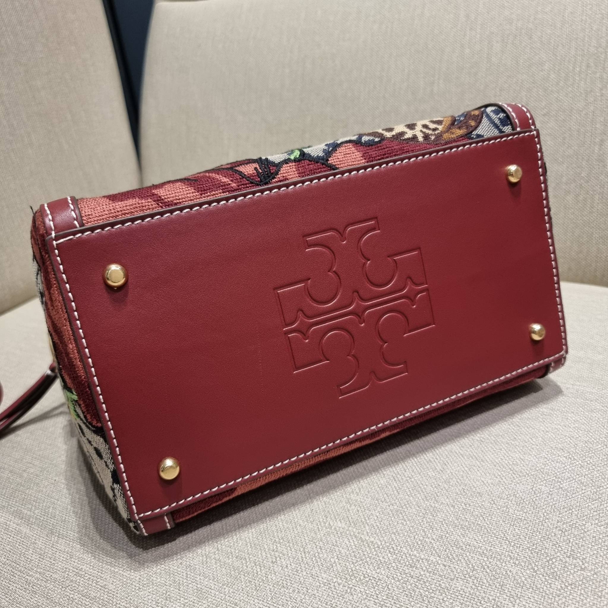TORY BURCH T MONOGRAM JACQUARD EMBROIDERED DUFFLE คอลใหม่ล่าสุด สวยพร้อมเสิร์ฟแบบไม่ต้องรอพรีฯ ลายโมโนแกรมสุดคลาสสิคที่ถูกดีไซน์รังสรรค์ด้วยงานปักสุดชิค น่าใช้ใจฟูแค่แรกเห็น!! วัสดุ jacquard woven สลับหนังแท้ หูจับในตัว และพร้อมไปเลยกับสายสะพายข้าง ที่จะถ