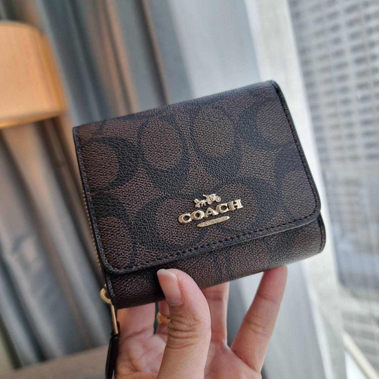 OUTLET 】COACH F41302 SMALL TRIFOLD WALLET IN SIGNATURE CANVAS สวยคลาสสิค พกพาง่าย ใบเล็กน่ารักน่าใช้ ต้องยกให้ใบนี้จ้า 💗💋 ตอบโจทย์คนชอบพกน้อยที่สุด!! กระเป๋าสตางค์ใบสั้นหนังแคนวาสเคลือบคุณภาพดี ภายในเป็นหนังแท้ ใส่บัตร ใส่ธนบัตรได้ทุกชนิด 