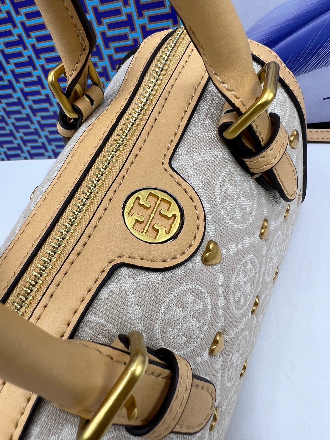 TORY BURCH T MONOGRAM Mini Jacquard Wine Barrel Bag ivory multi heart shape / Tory Boston Bag กระเป๋าทรงหมอนบอสตั้นแต่งหัวใจสีทองสวยหรู น่ารักรุ่นใหม่ล่าสุด เกรดท็อปออริ เทียบแท้ 1:1 เกรดดีสุด ใช้งานต่างประเทศได้